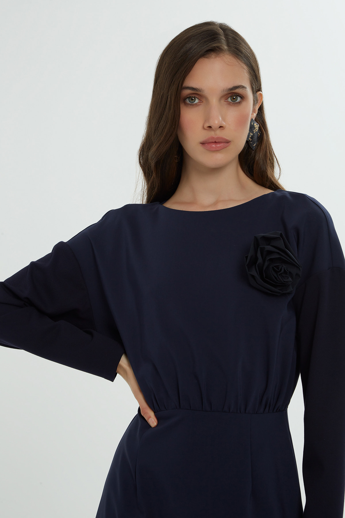 Eteği Volanlı Gül Broş Detaylı Uzun Elbise