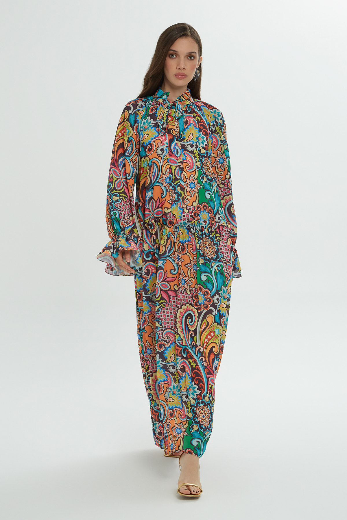 Volan Detaylı Yaka Bağlamalı Desenli Uzun Elbise