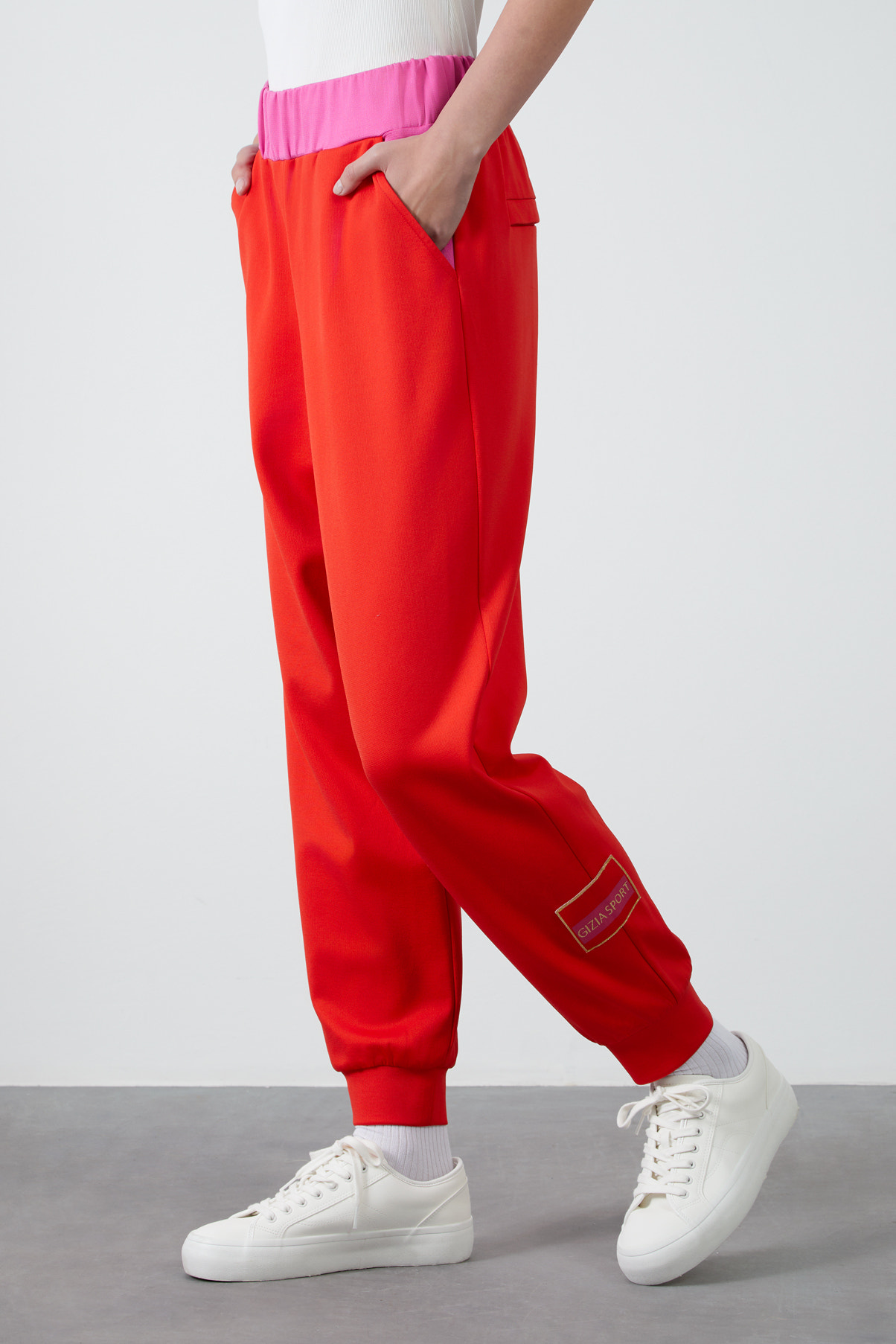 Paçası Etiket Detaylı Kontrast Renkli Pembe Eşofman Altı