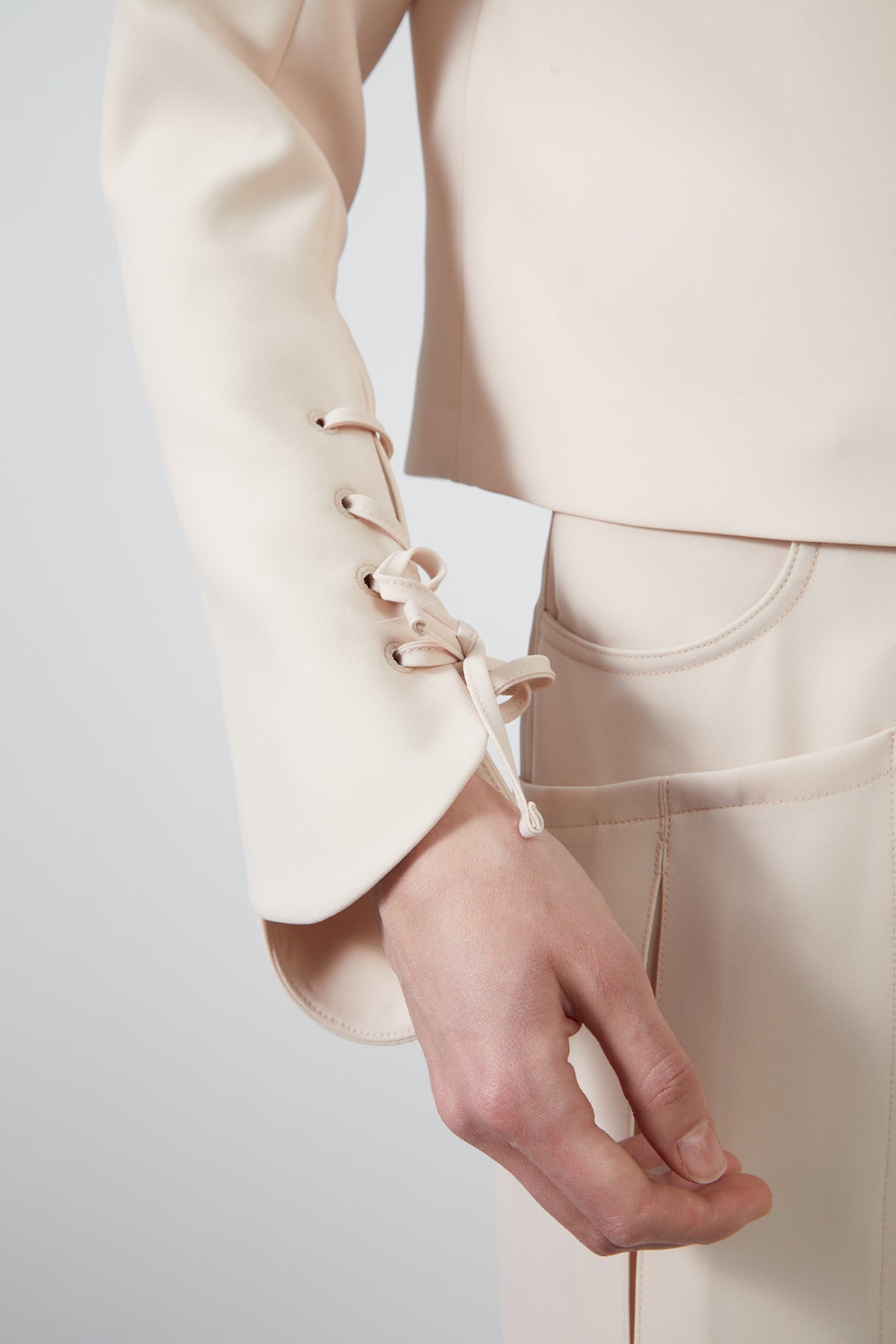 Nakış Ve Bağcık Detaylı Bej Ceket