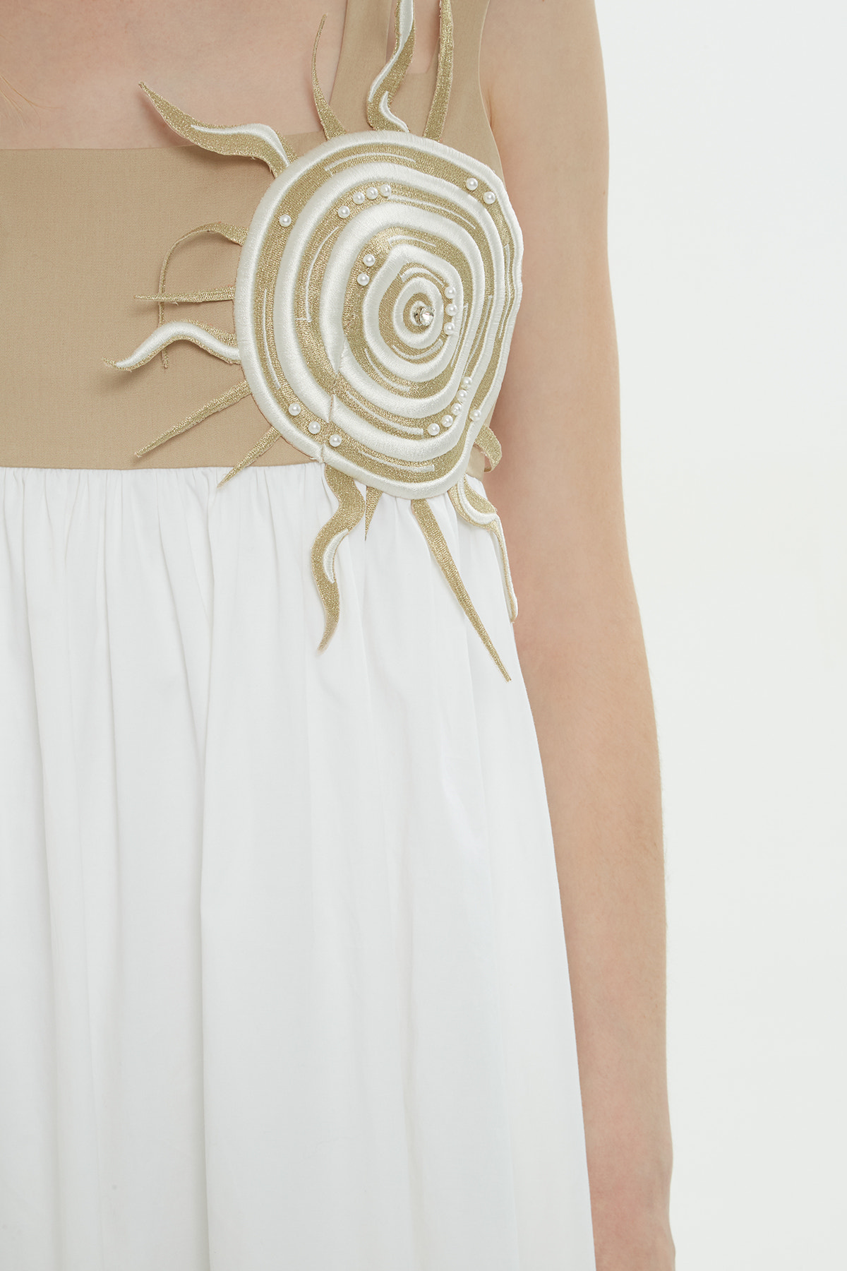 İki Renkli Askılı Uzun Beyaz Elbise