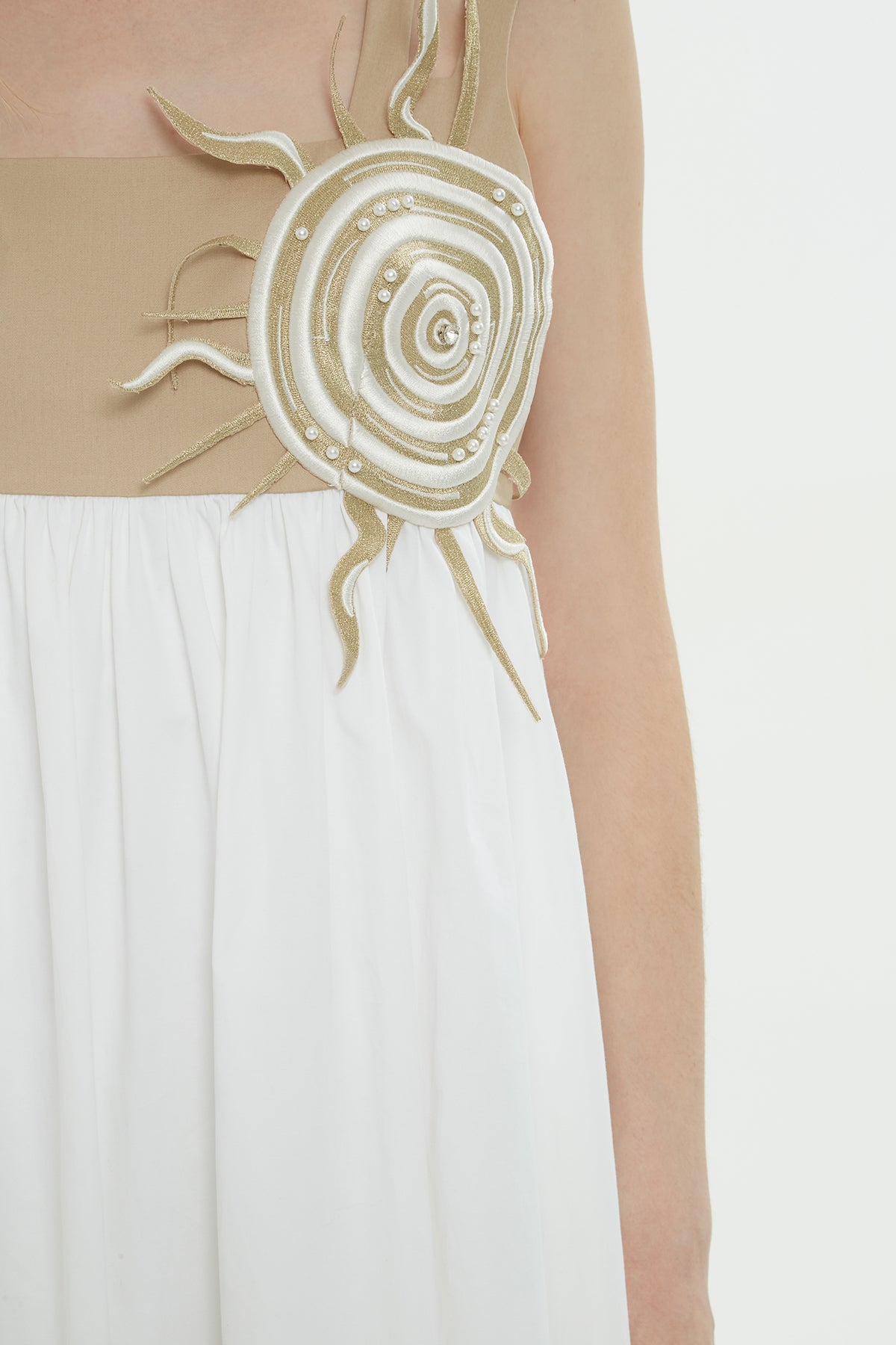 İki Renkli Askılı Uzun Beyaz Elbise