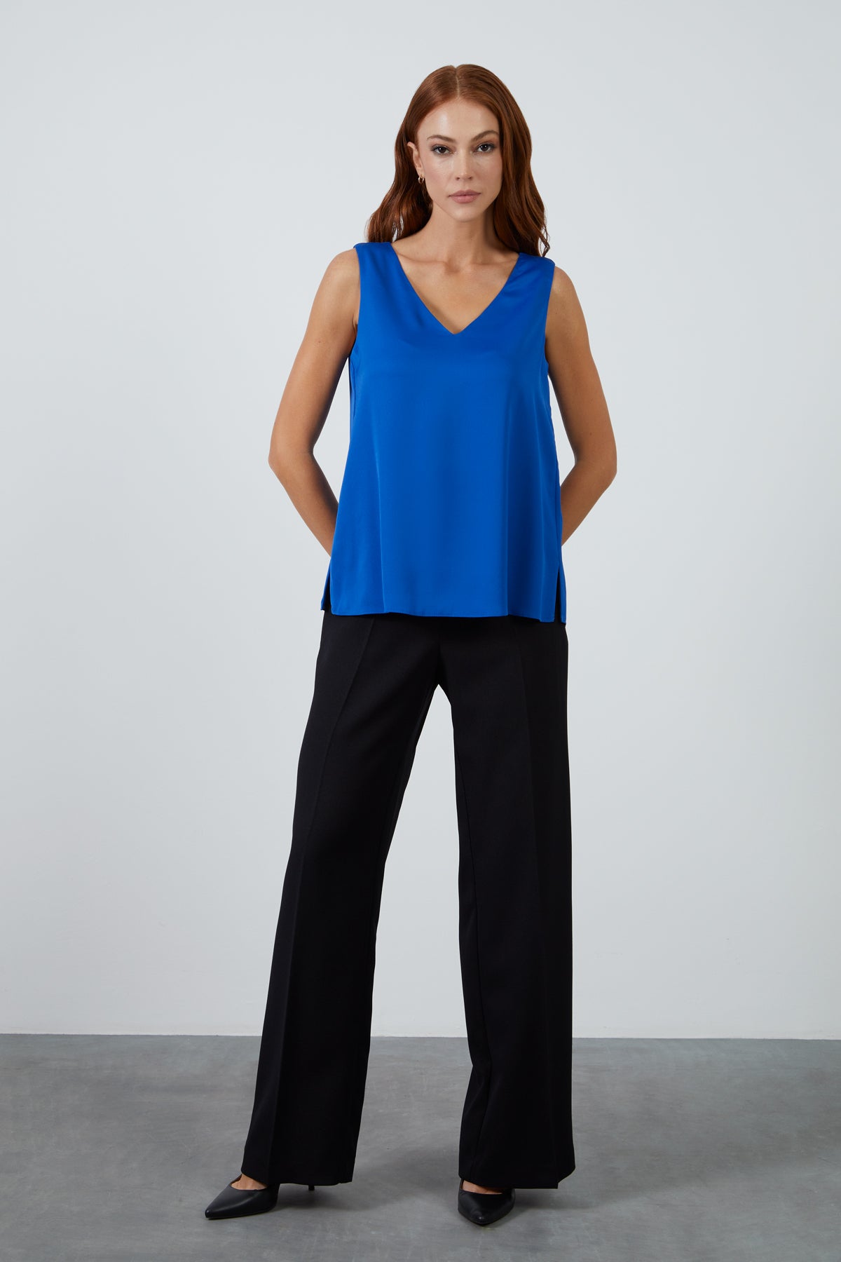 V Yaka Saten Mavi Kolsuz Bluz