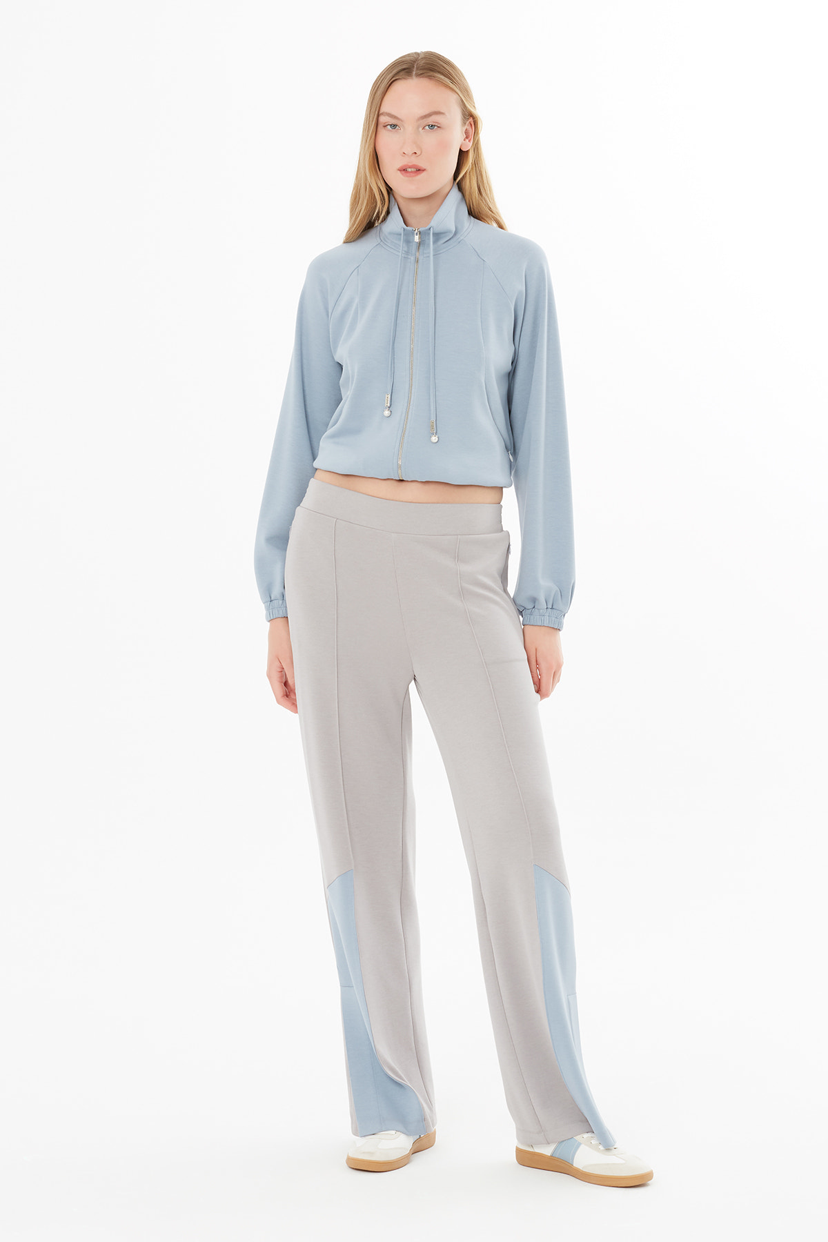 Kontrast Paça Detaylı Yırtmaçlı Eşofman Altı