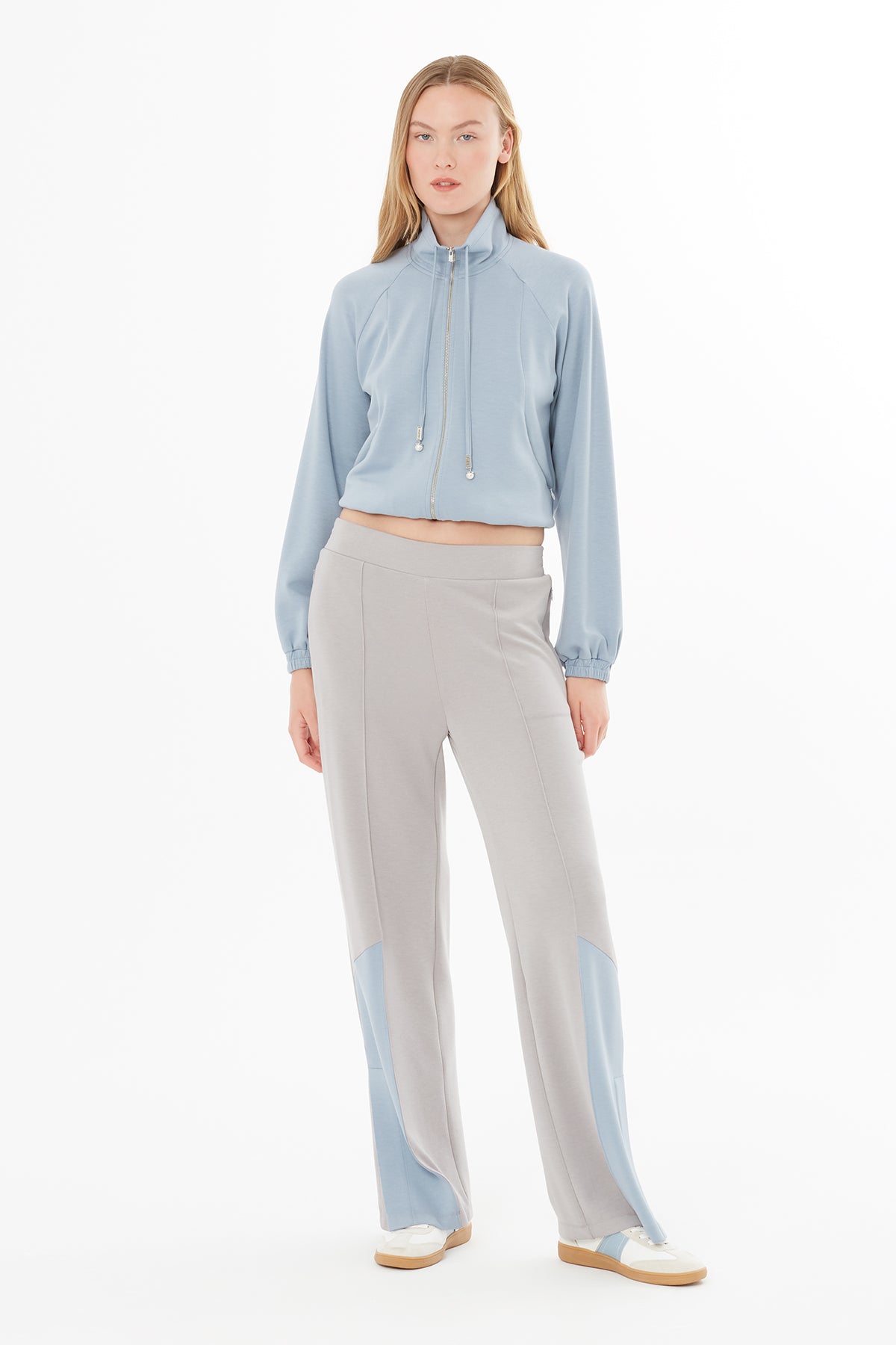 Kontrast Paça Detaylı Yırtmaçlı Eşofman Altı