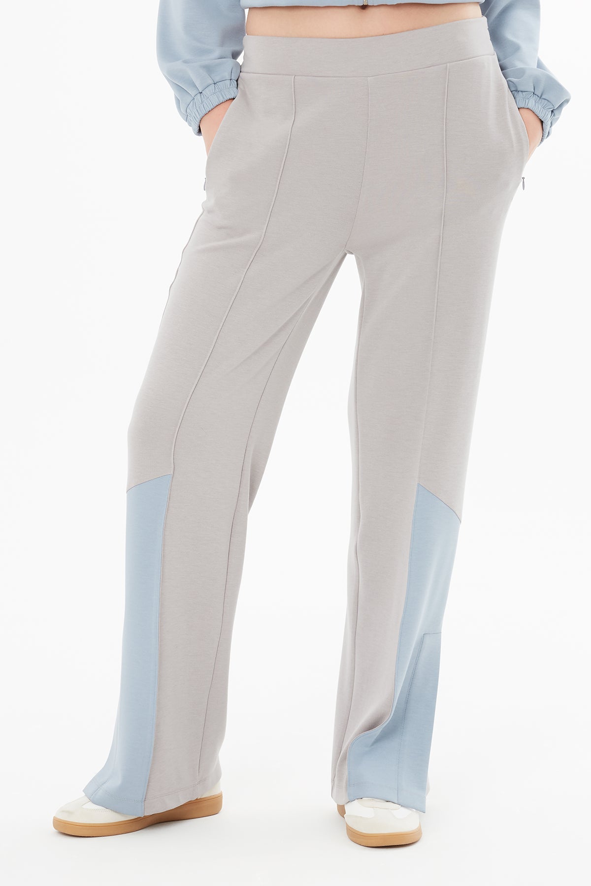 Kontrast Paça Detaylı Yırtmaçlı Eşofman Altı