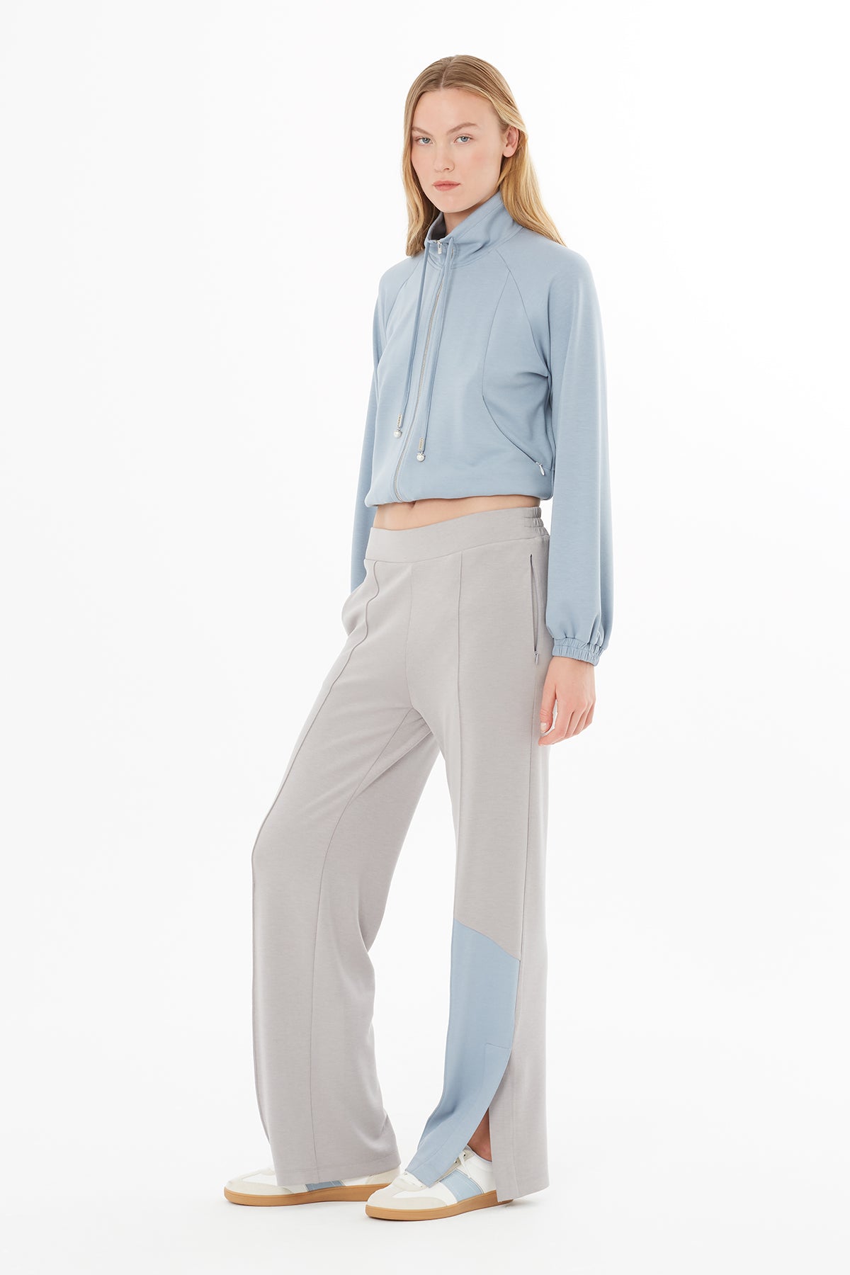 Kontrast Paça Detaylı Yırtmaçlı Eşofman Altı