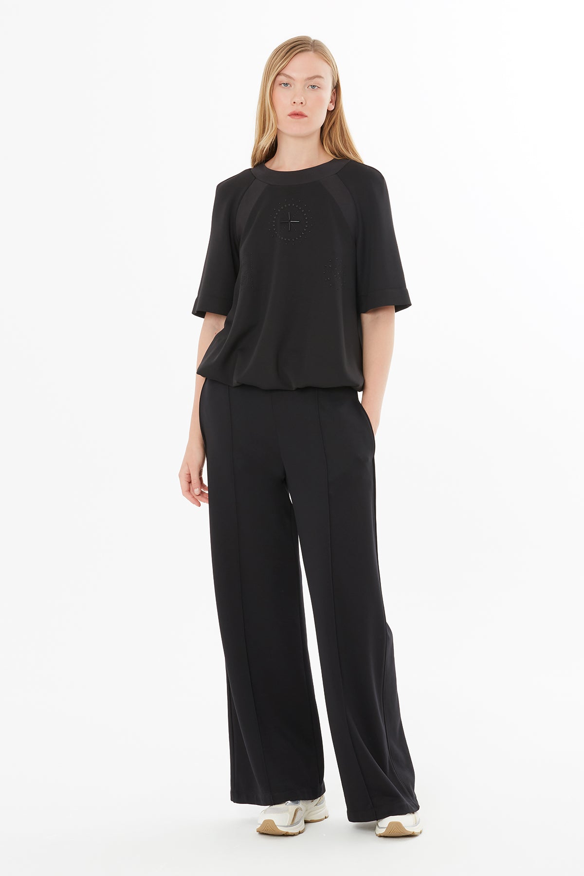 Nakış Detaylı alttan Büzgülü Bluz