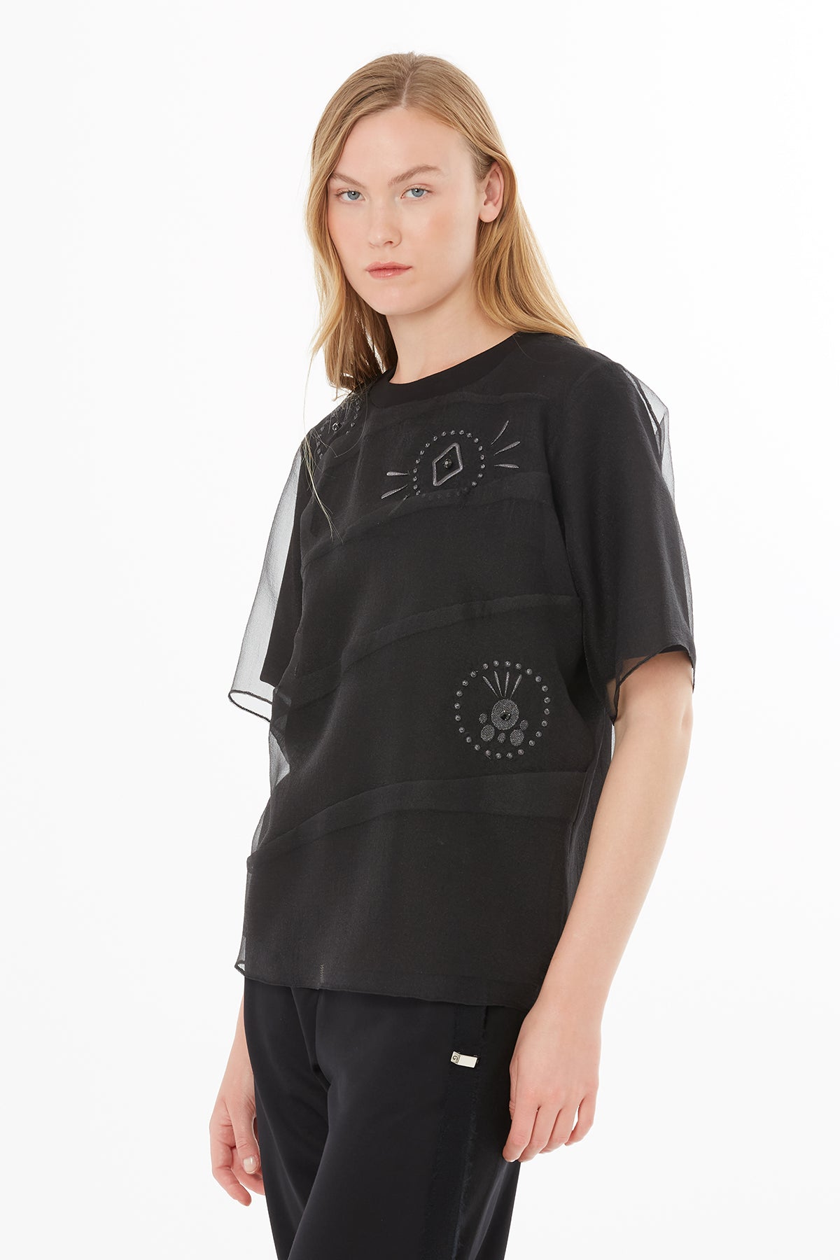 Transparan Detaylı Nakışlı İşlemeli Bluz