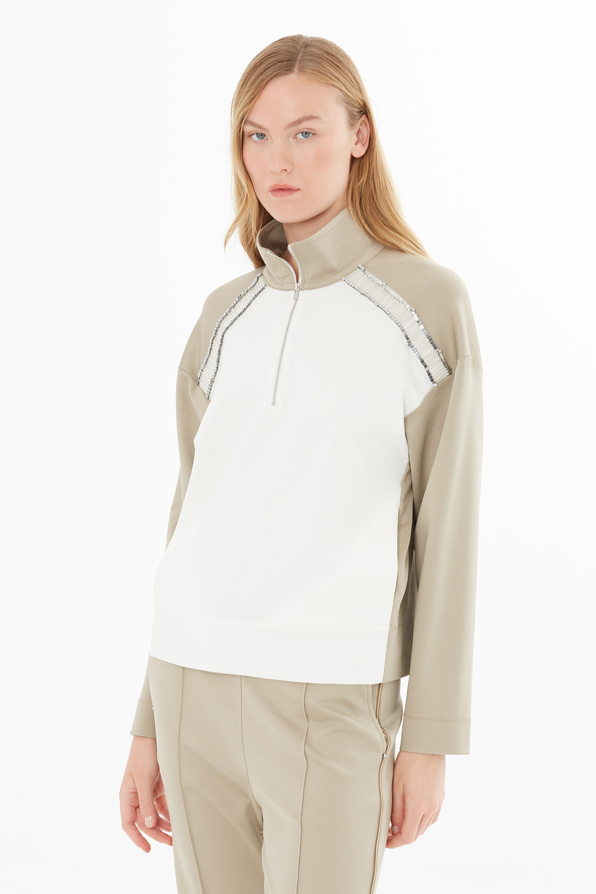 Dik Yakalı İşleme Detaylı Sweatshirt