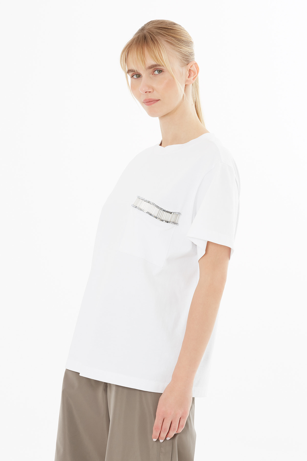 Cep Detayı Aksesuar İşlemeli T-shirt