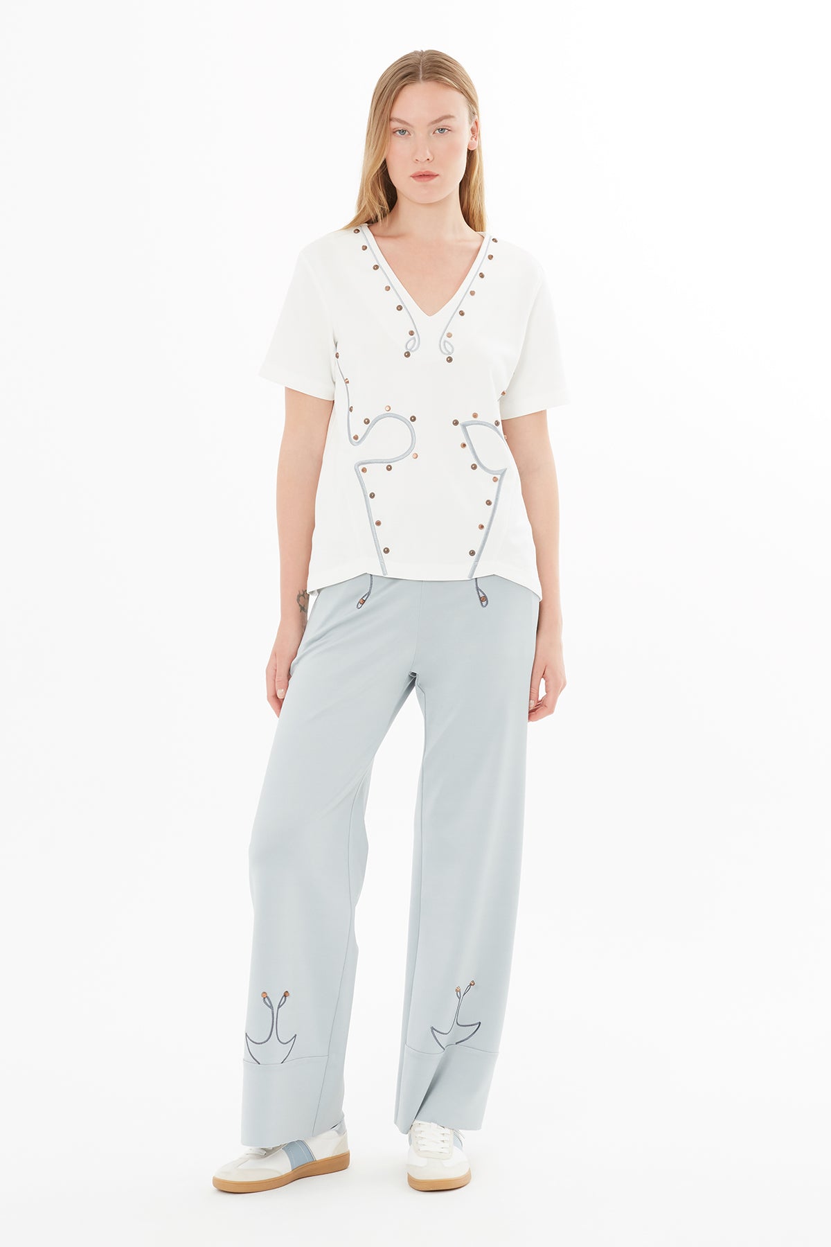 Aksesuarlı Nakışlı V Yaka T-shirt