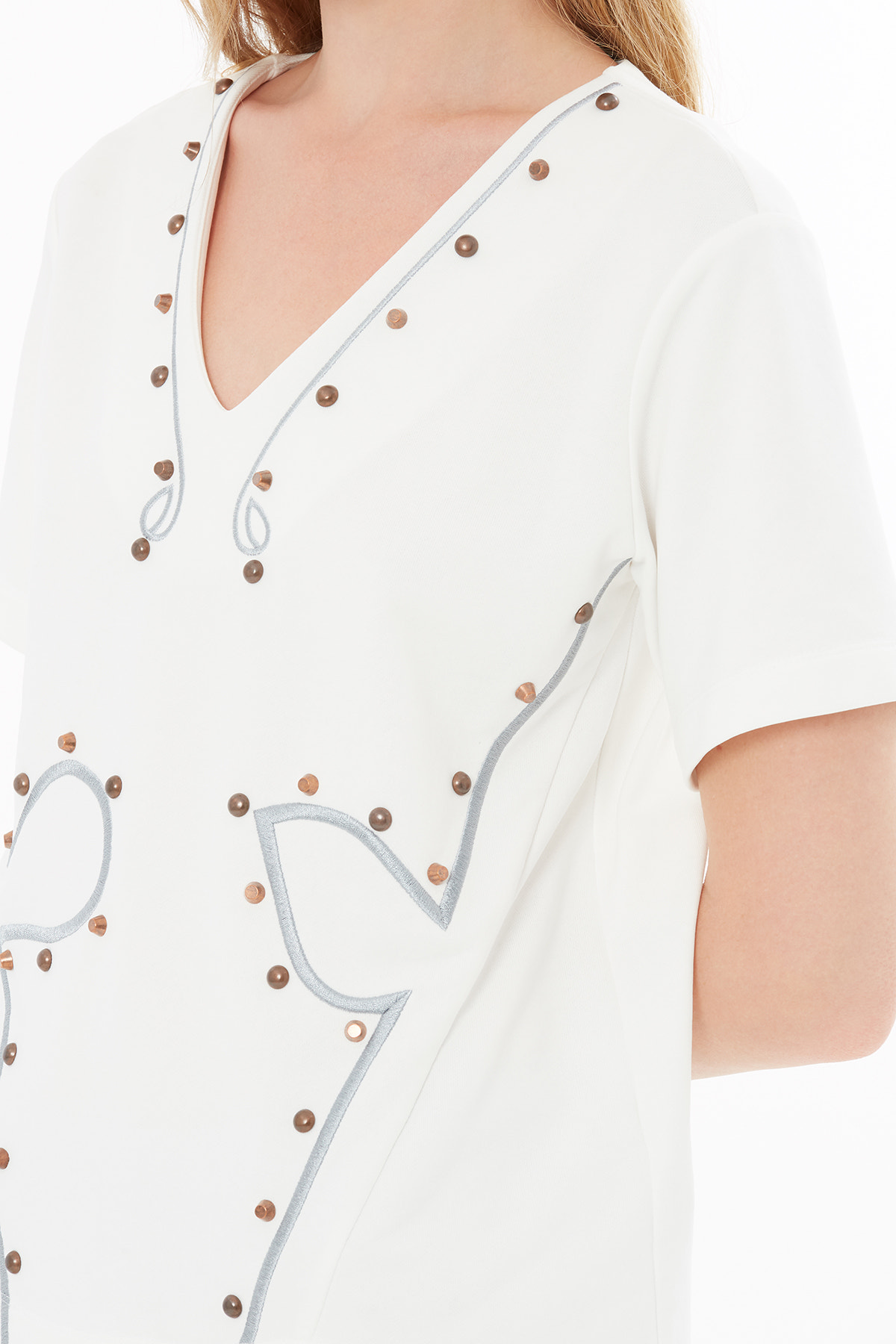 Aksesuarlı Nakışlı V Yaka T-shirt