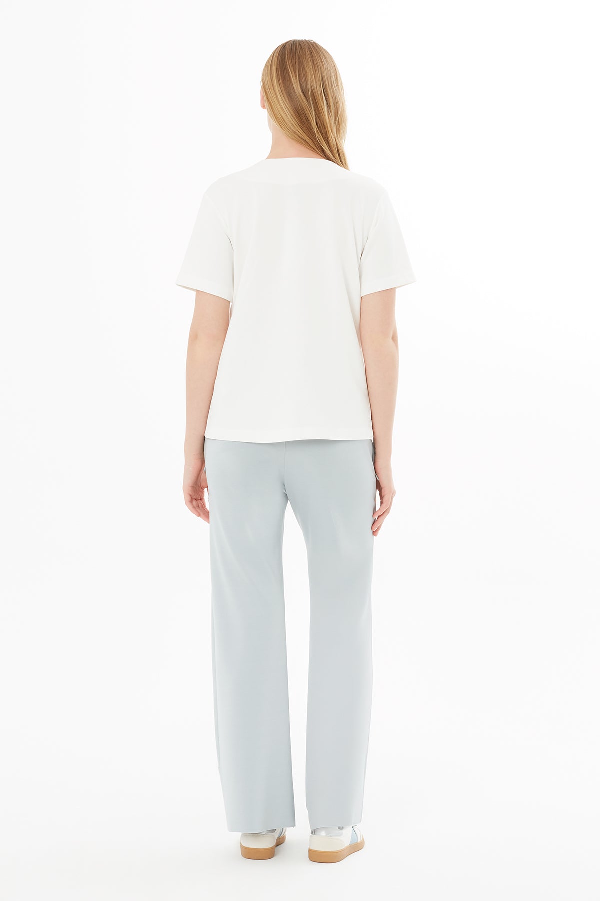 Aksesuarlı Nakışlı V Yaka T-shirt