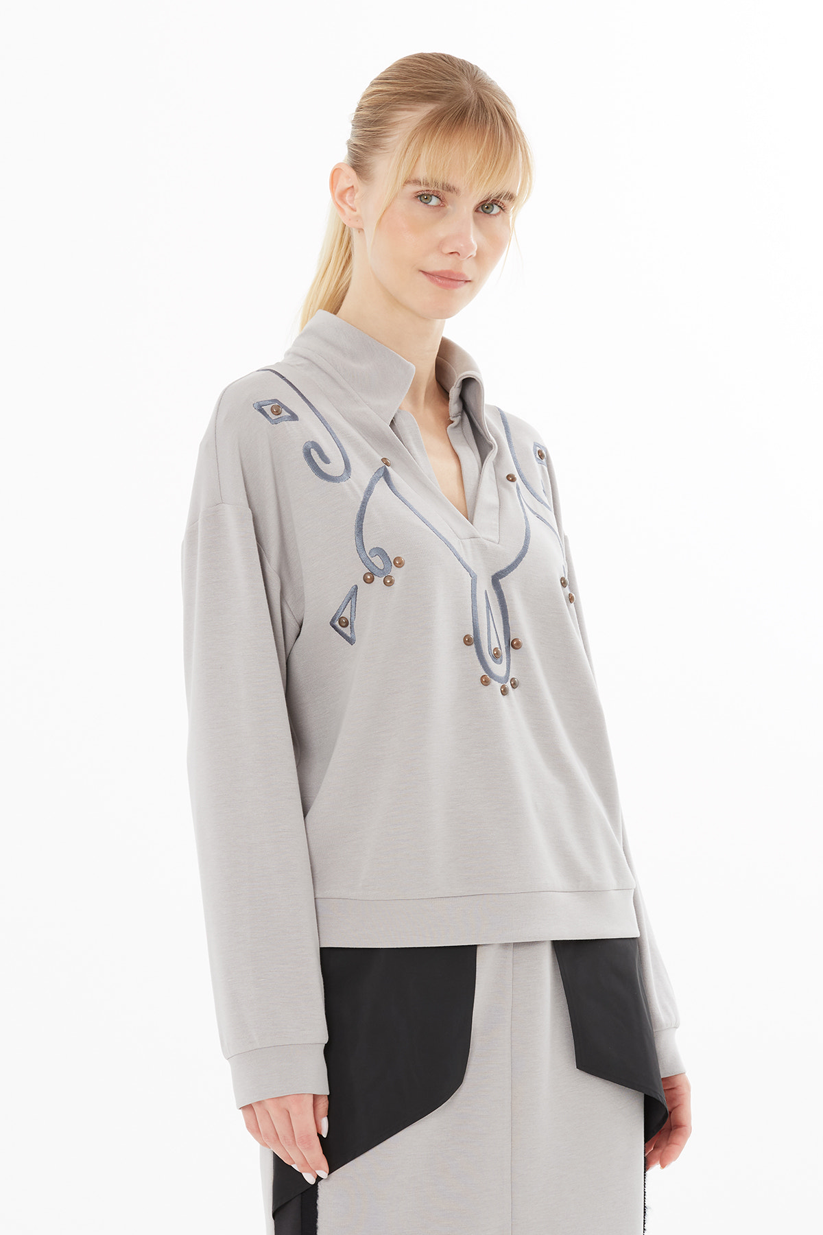 Aksesuarlı Nakış Detaylı Sweatshirt