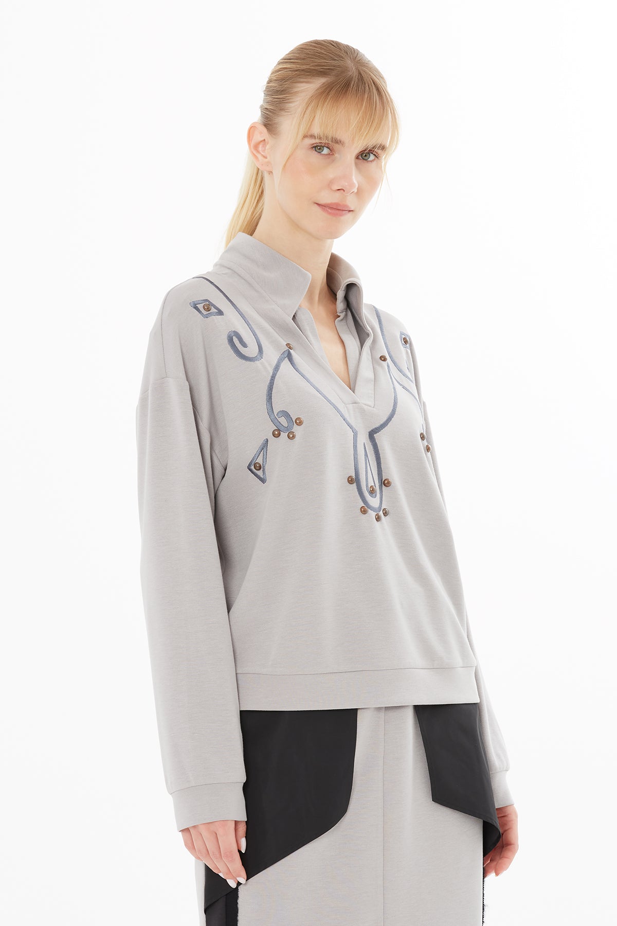 Aksesuarlı Nakış Detaylı Sweatshirt