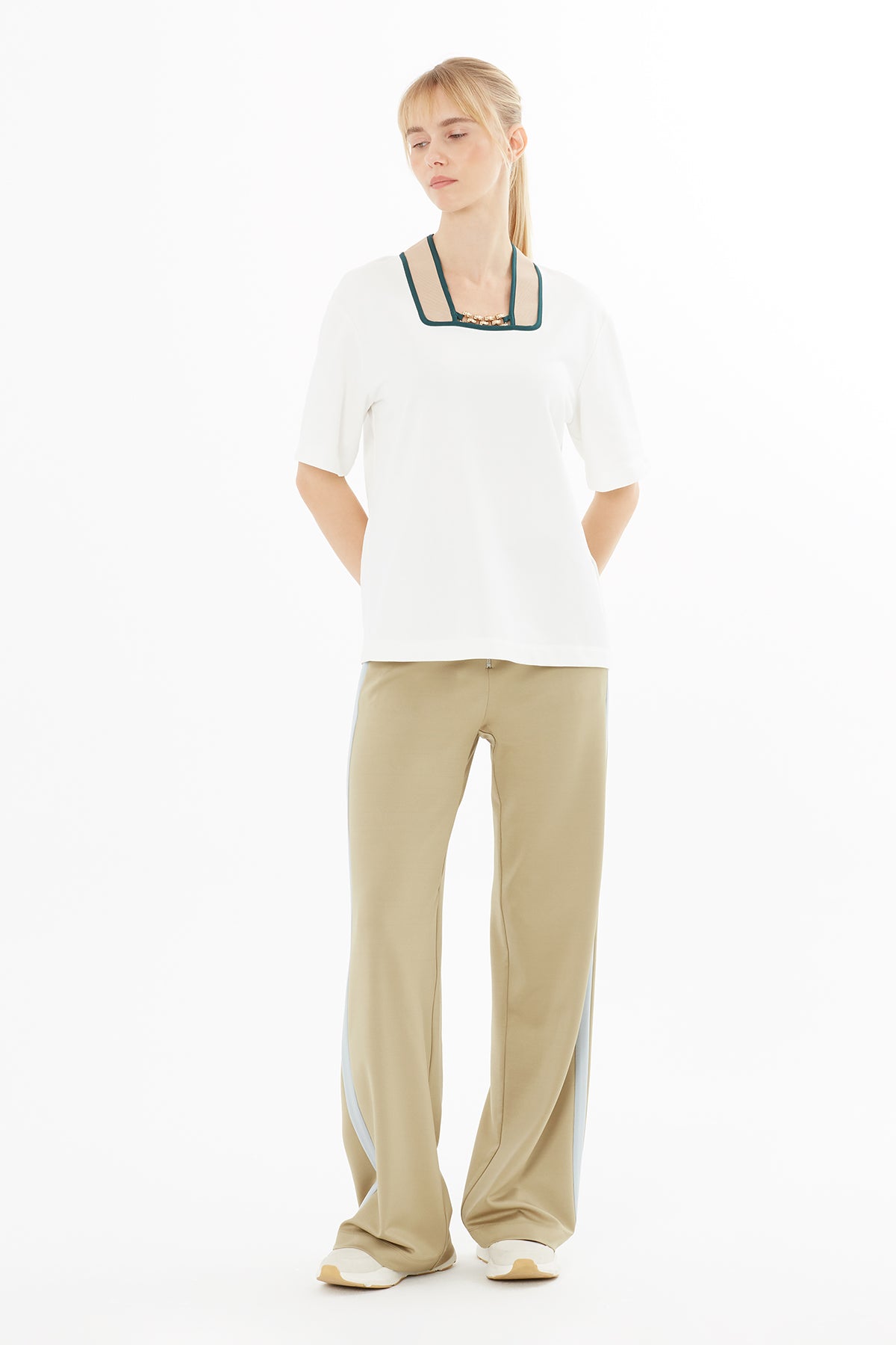 Yakası Aksesuarlı T-Shirt