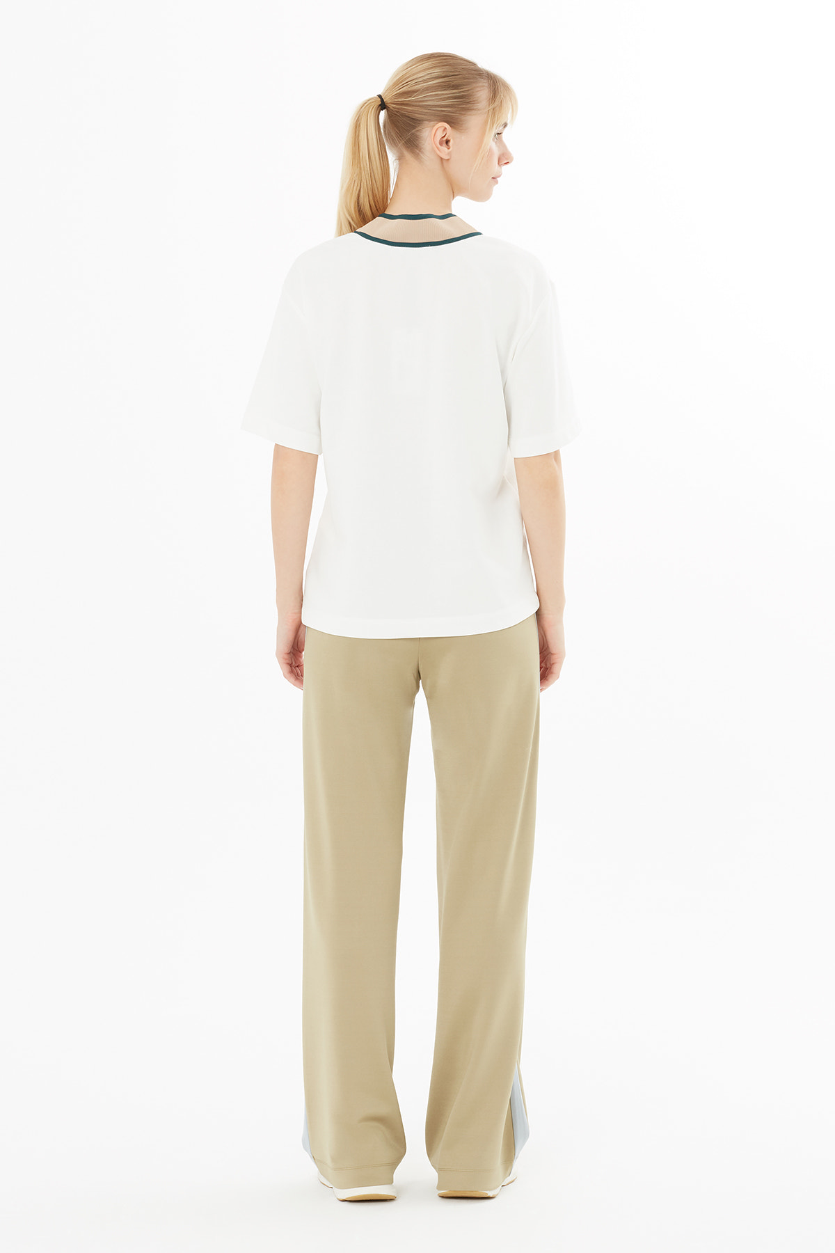 Yakası Aksesuarlı T-Shirt