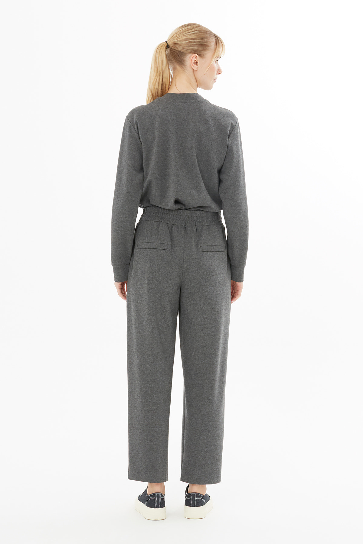 Yakası Aksesuar İşlemeli Uzun Kollu Sweatshirt