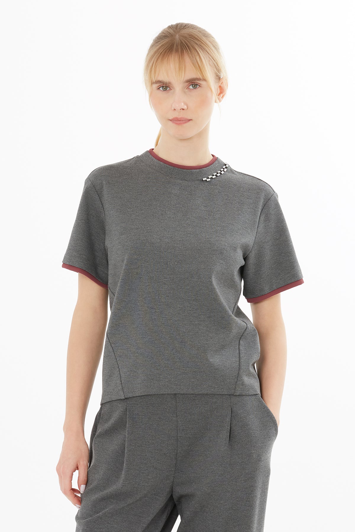 Uzun Kol Üstüne Kısa Kol Detaylı Aksesuarlı T-shirt