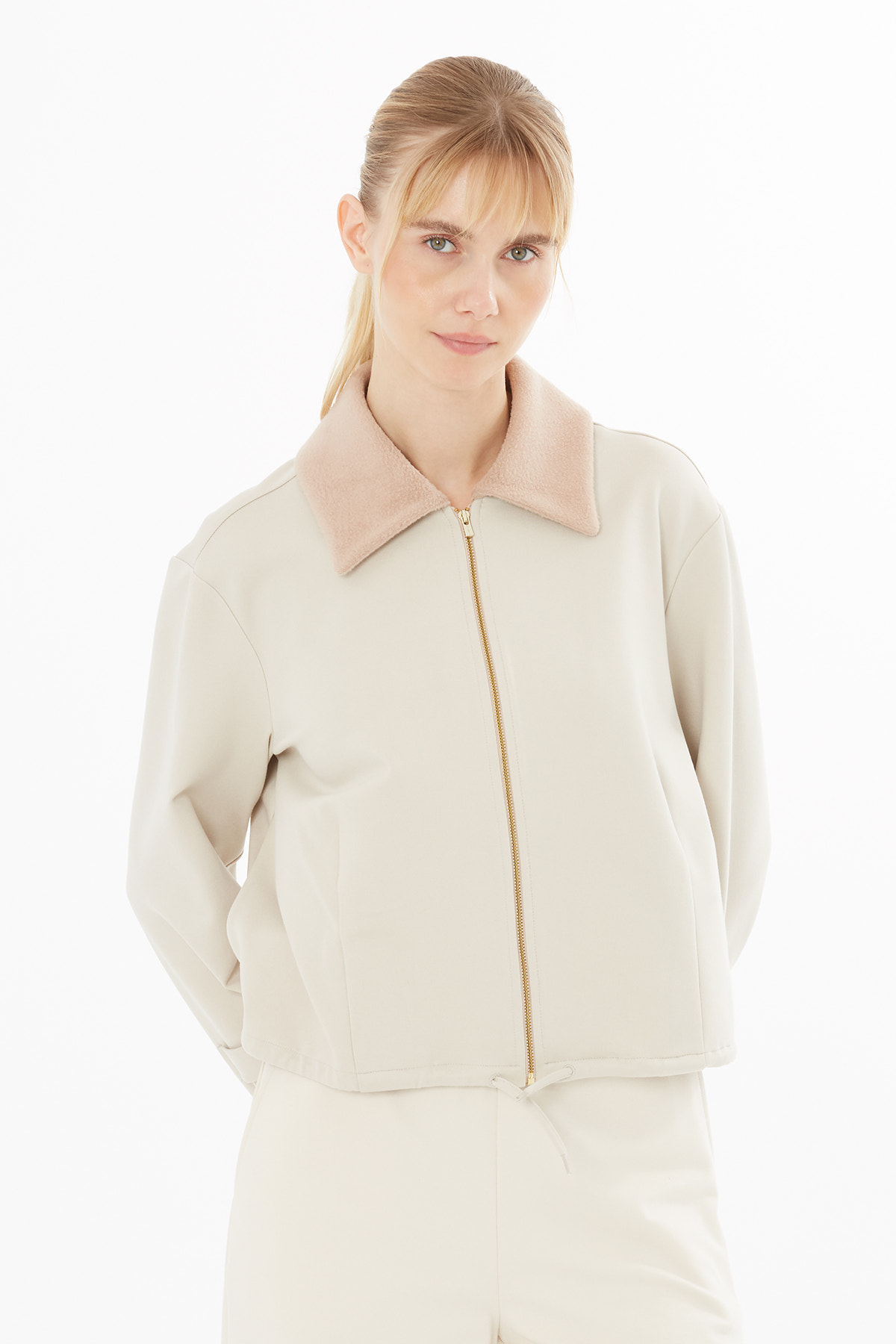 Yakası Triko Detaylı Ön Orta Apoletli Ceket