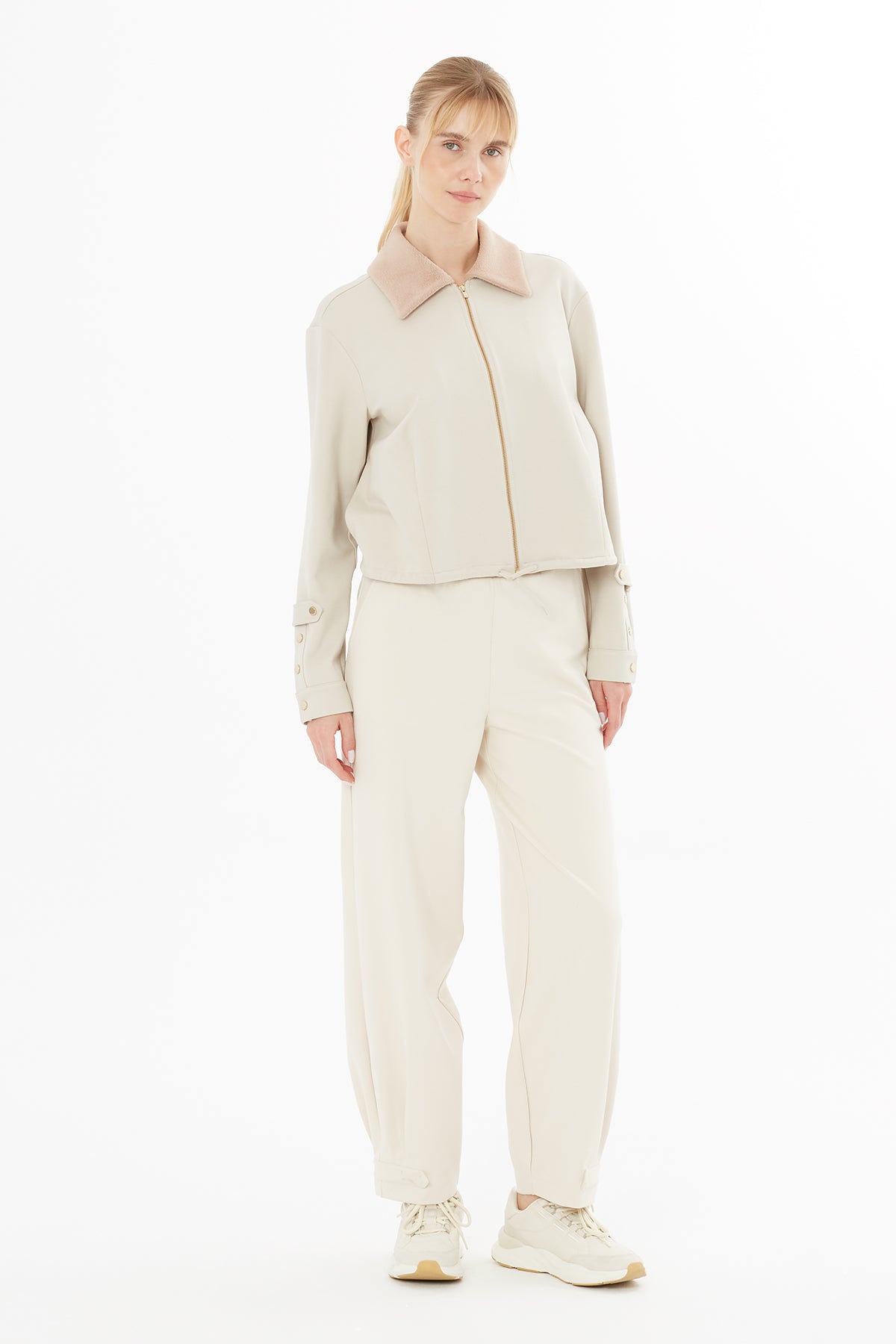 Yakası Triko Detaylı Ön Orta Apoletli Ceket