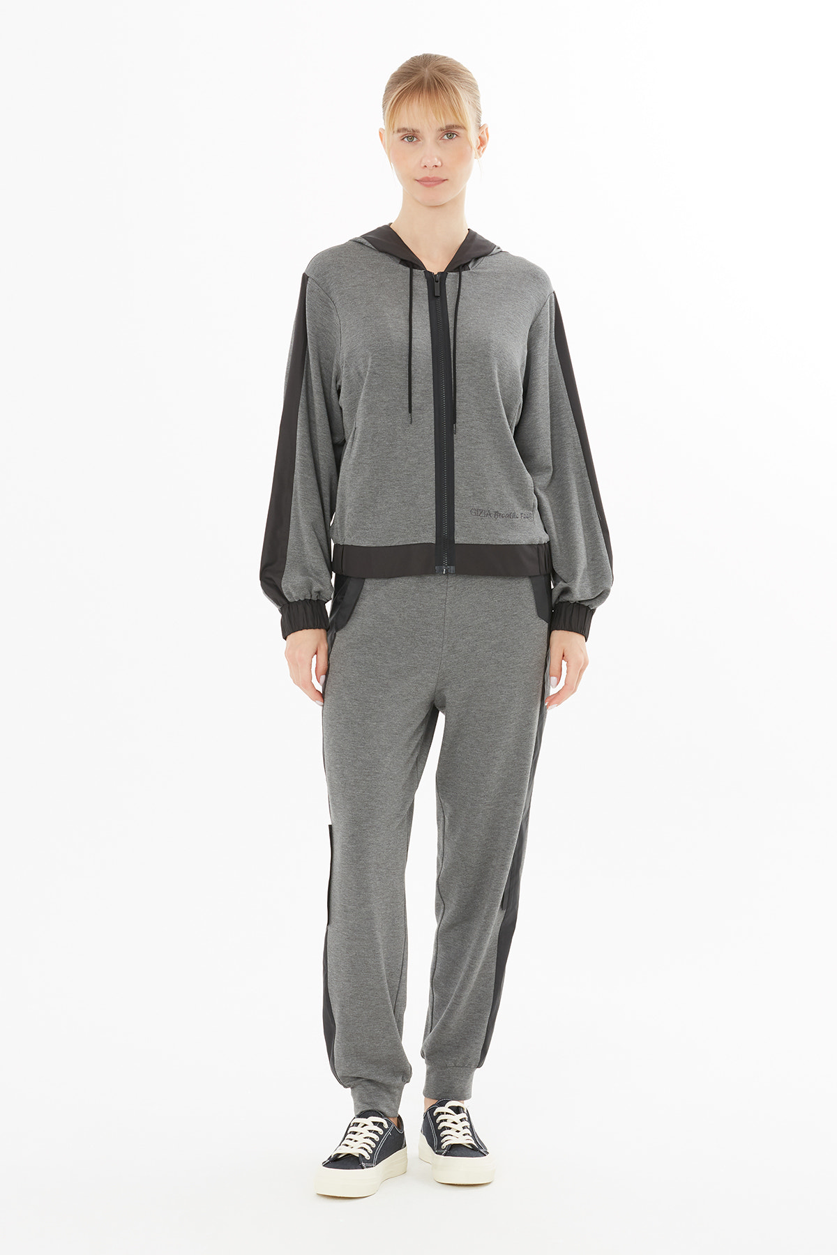 Kontras Detaylı Nakışlı Ceket