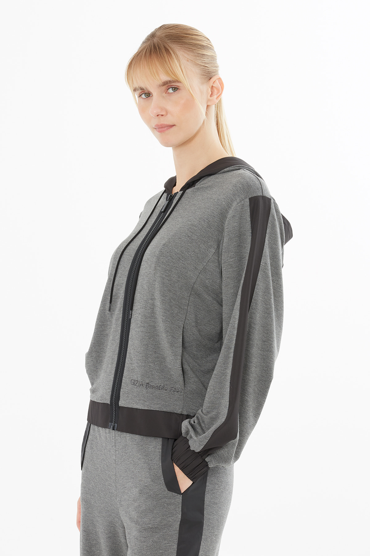 Kontras Detaylı Nakışlı Ceket