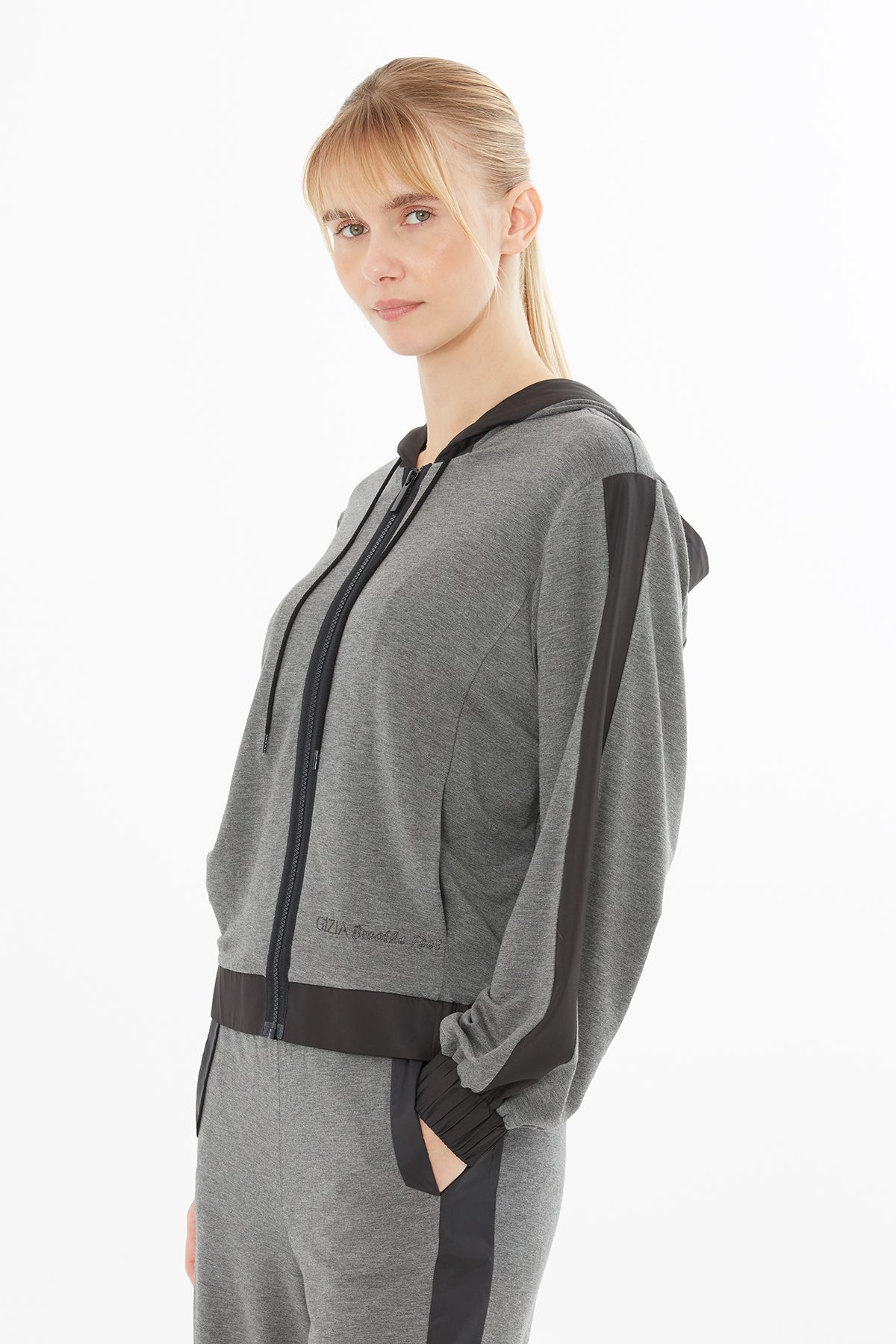 Kontras Detaylı Nakışlı Ceket