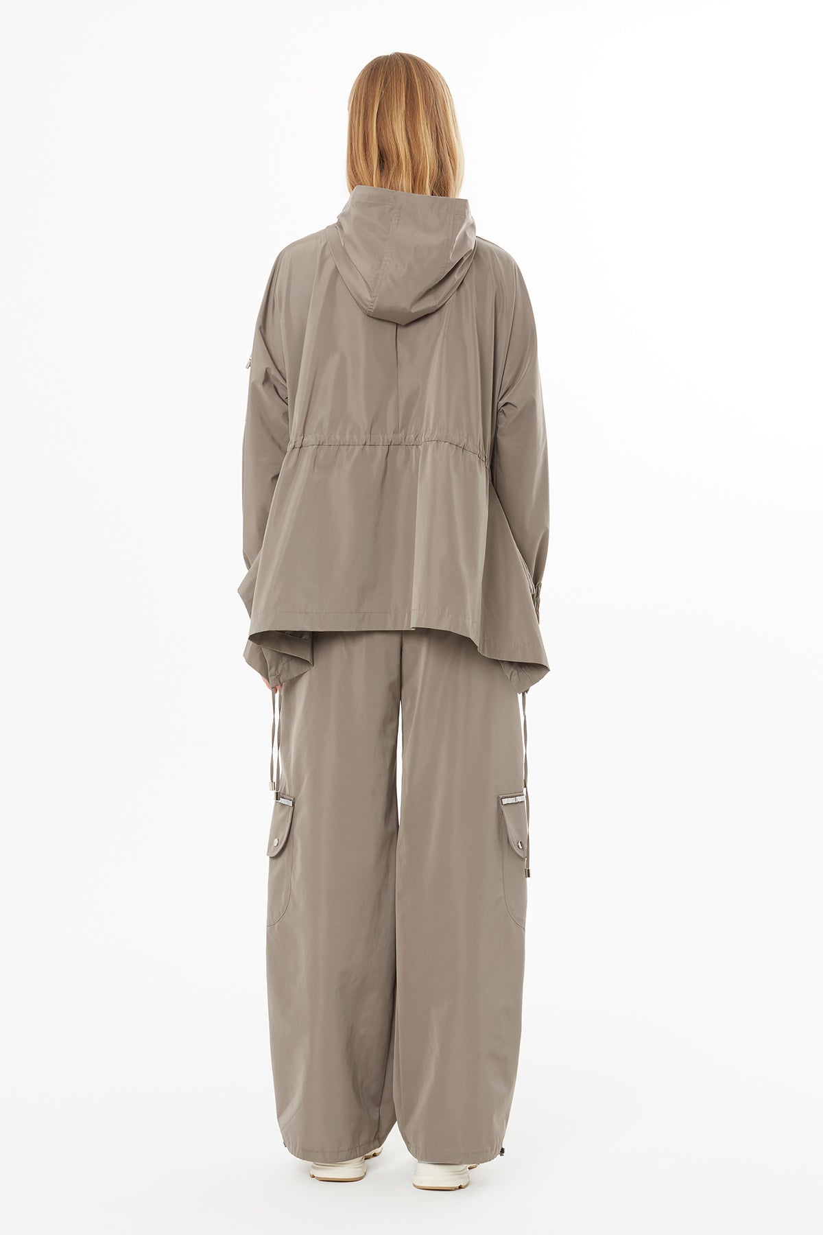 Beli Bağcıklı Büzgü Detaylı İşlemeli Yağmurluk