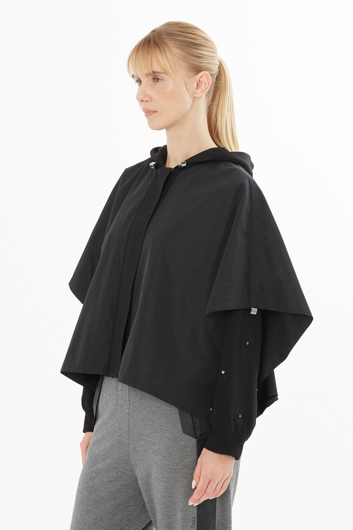 Nakış Üzeri İşleme Detaylı Yağmurluk