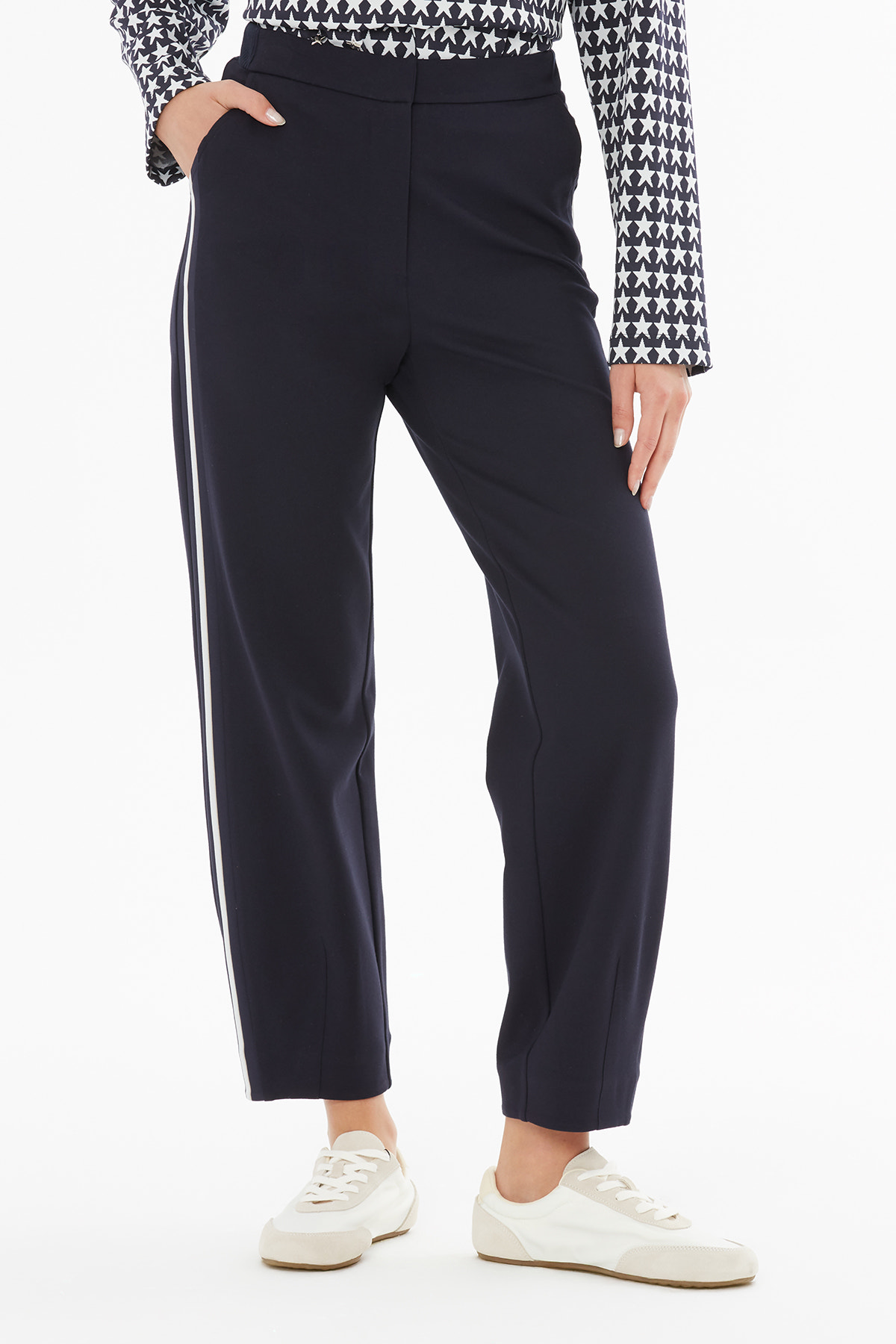 Yanları Çizgi Detaylı Pantolon