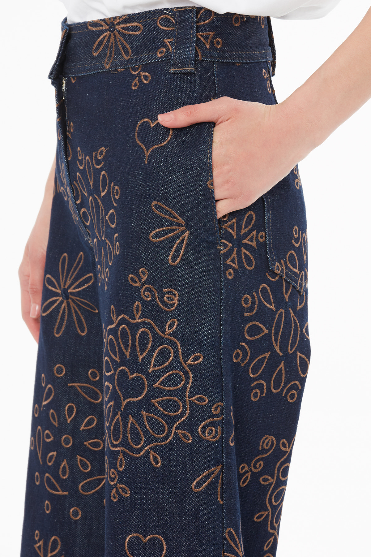 Fermuar Kapamalı Nakışlı Pantolon