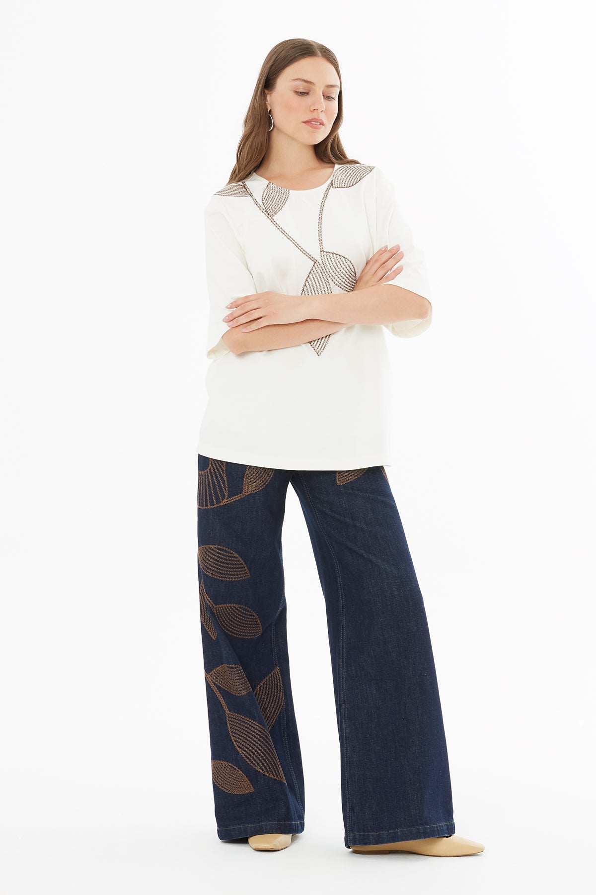 Yaprak Motifli Nakışlı T-Shirt