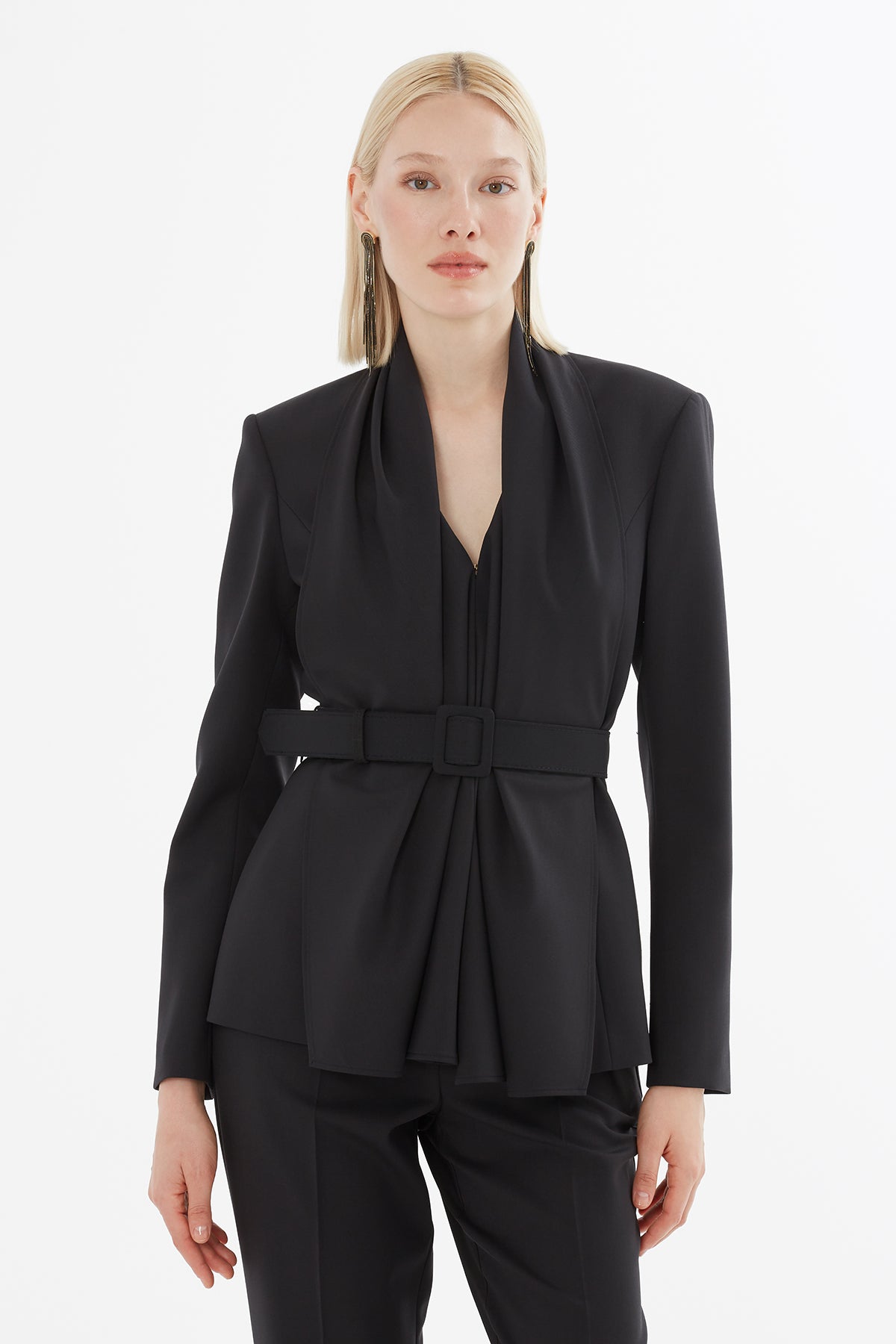 Şal Yakalı Kemerli Ceket Ve Pantolonlu Takım