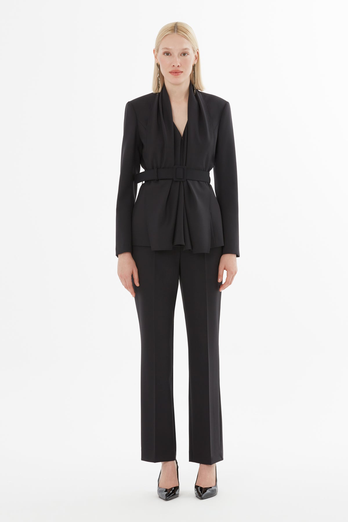 Şal Yakalı Kemerli Ceket Ve Pantolonlu Takım