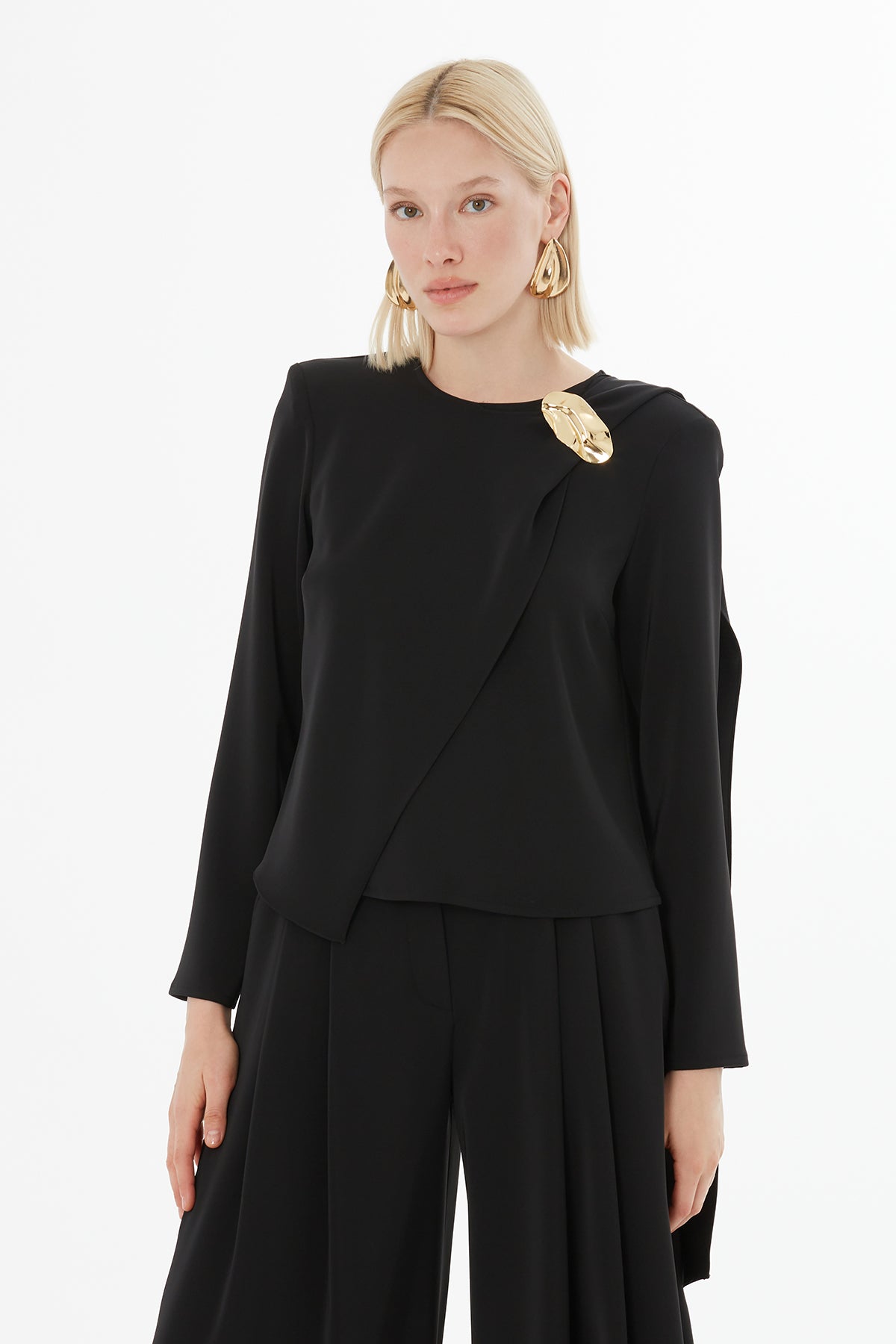 Broşlu Şal Detaylı Bluz Ve Pileli Palazzo Pantolon