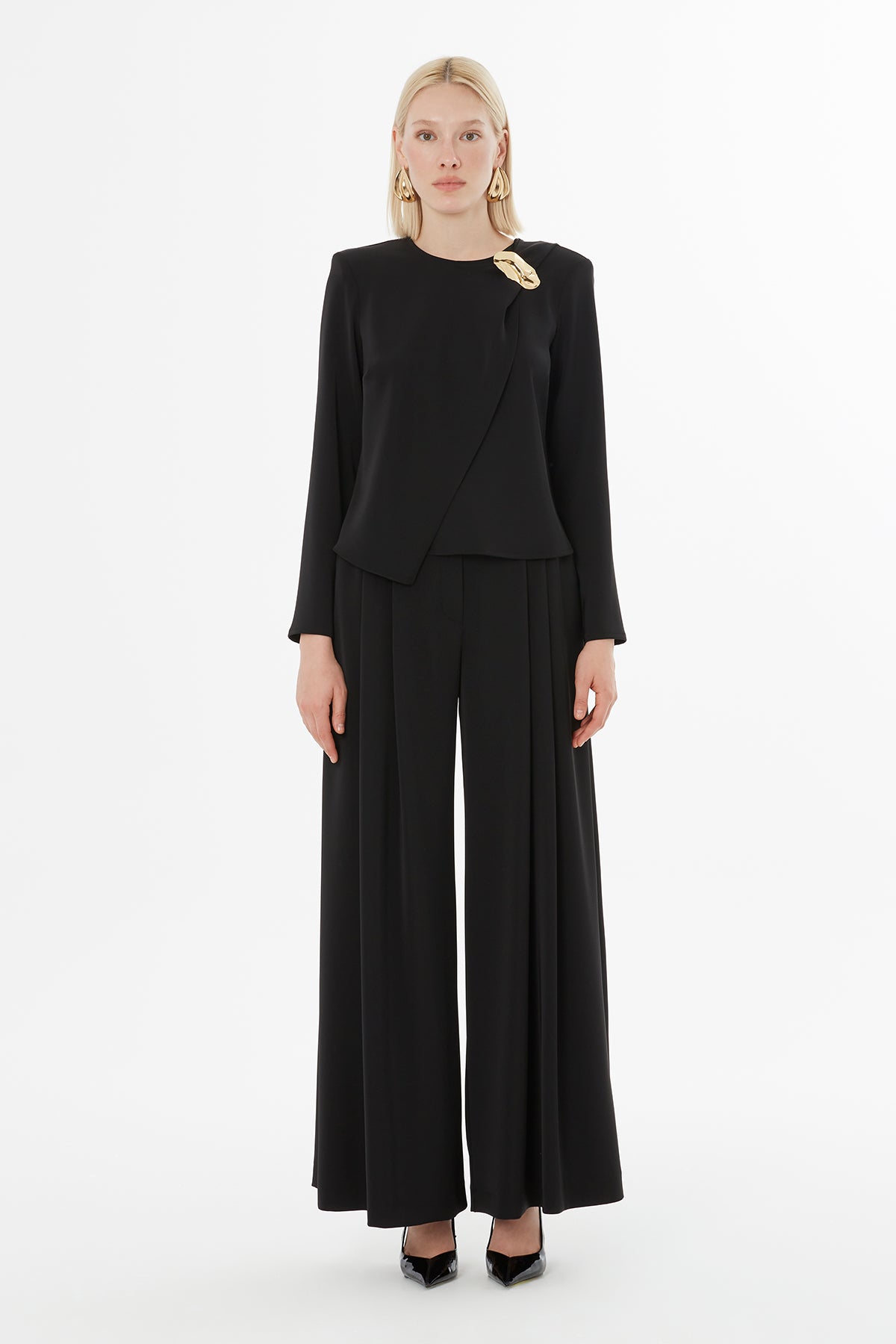 Broşlu Şal Detaylı Bluz Ve Pileli Palazzo Pantolon