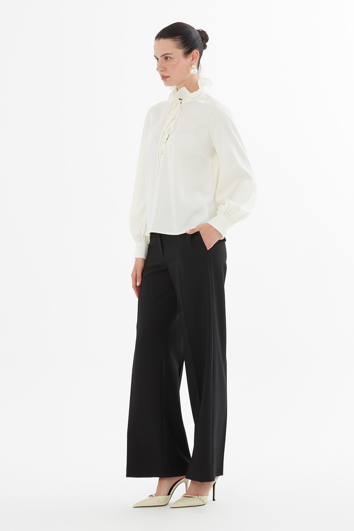 Yakası Fırfır Detaylı Bağlamalı Bluz