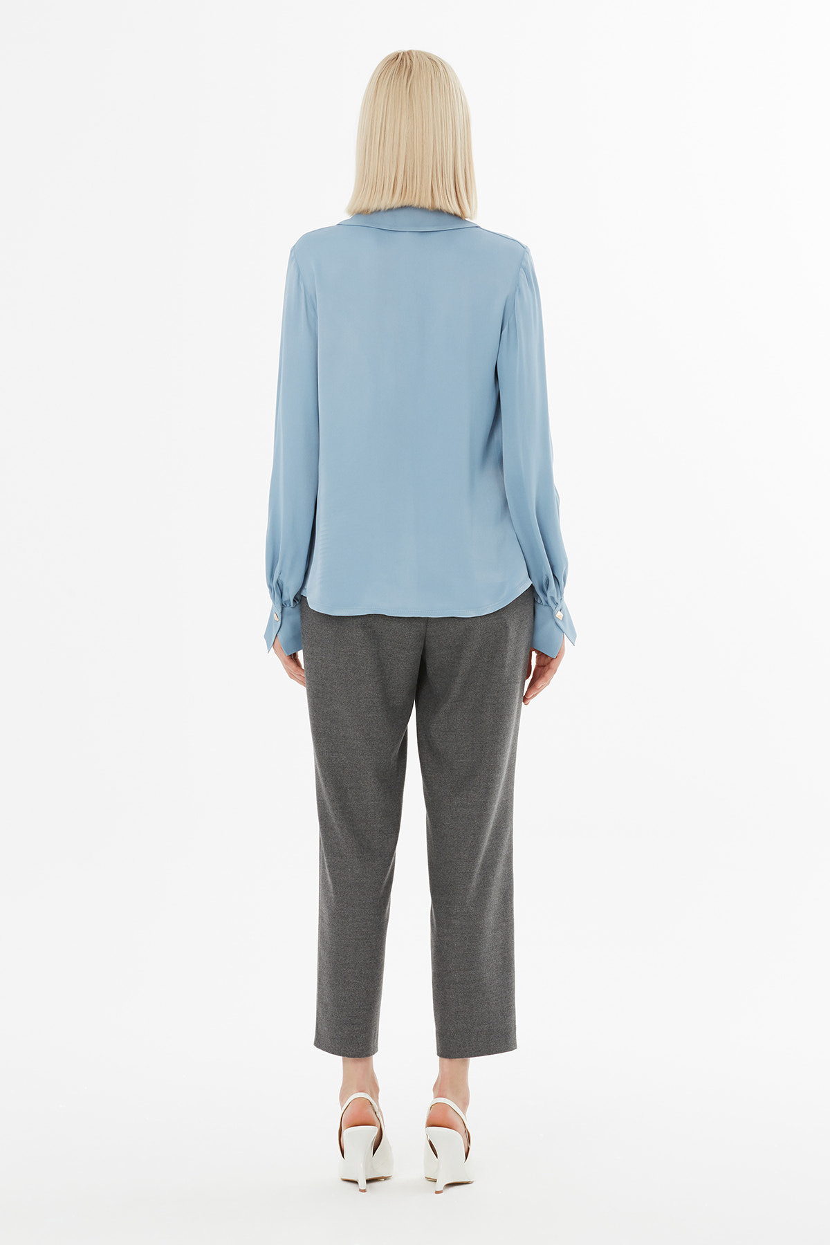 Fular Detaylı V Yaka Gömlek