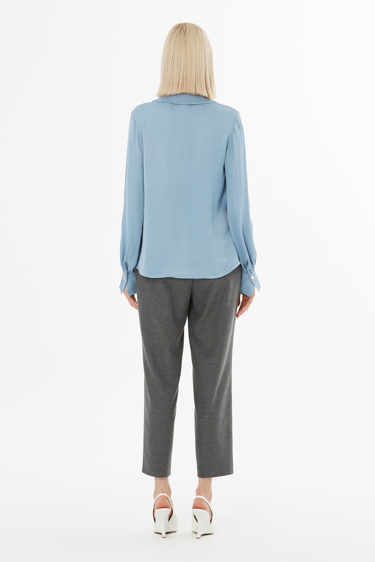 Fular Detaylı V Yaka Gömlek