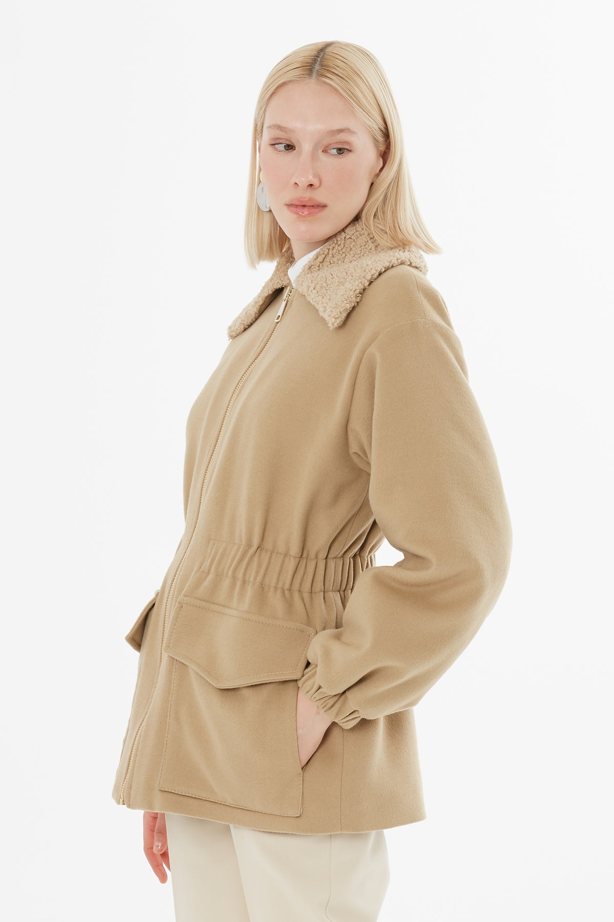 Yakası Kürklü Belden Lastikli Uzun Mont