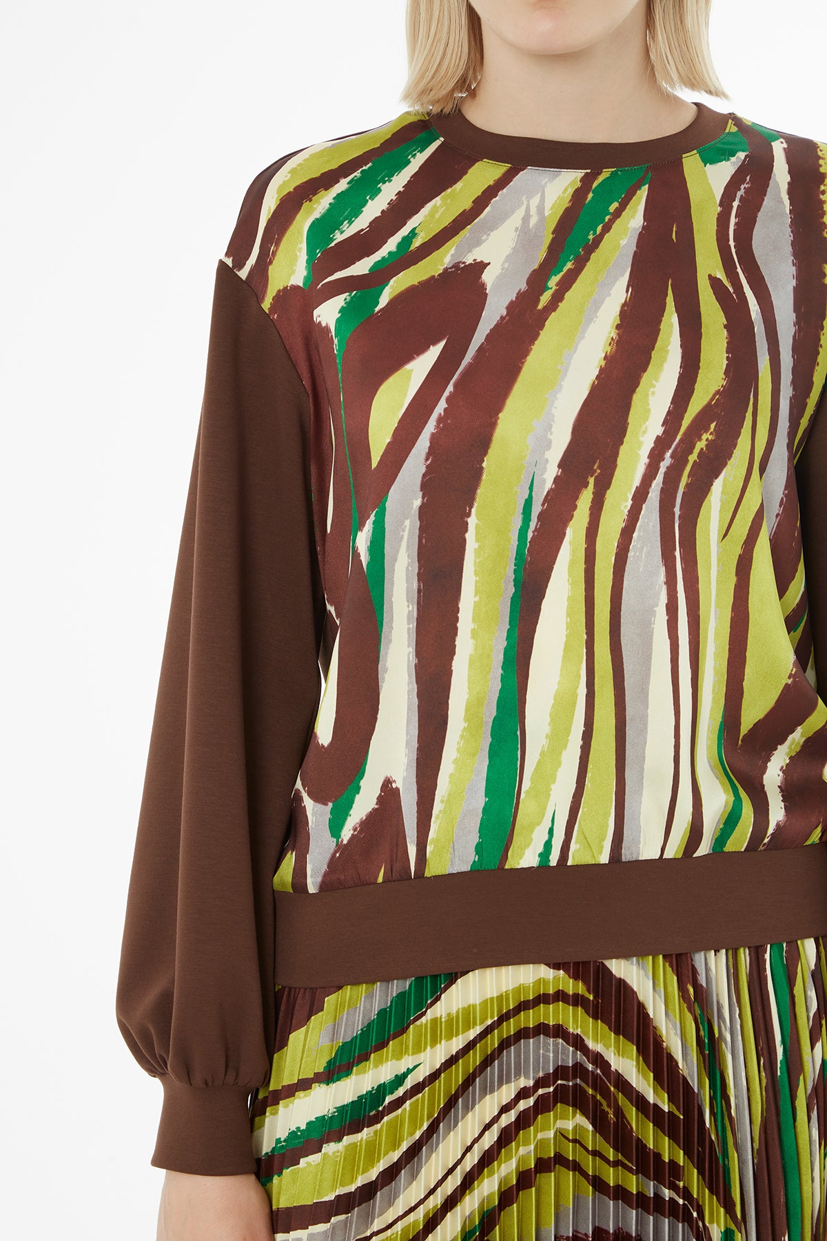 Bisiklet Yakalı Bluz Ve Piliseli Etekli Takım