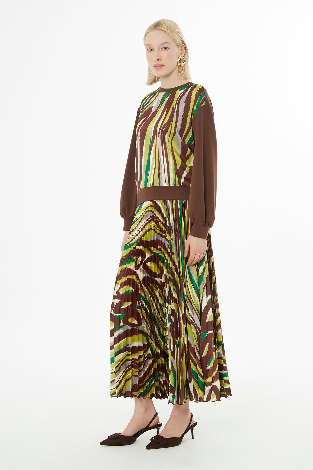 Bisiklet Yakalı Bluz Ve Piliseli Etekli Takım