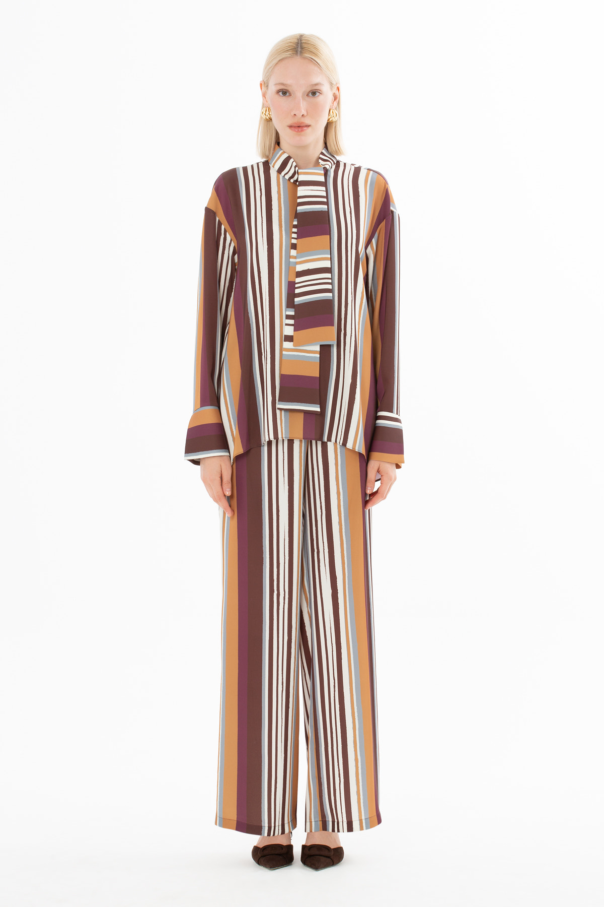 Fularlı Gömlek Ve Pantolonlu Takım