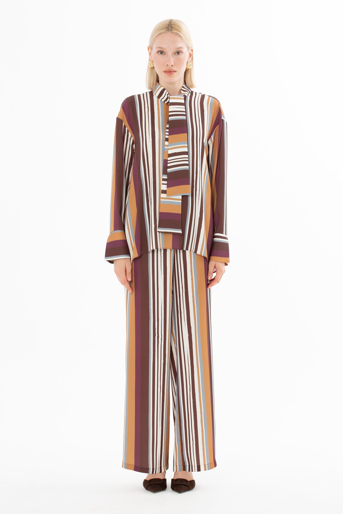 Fularlı Gömlek Ve Pantolonlu Takım