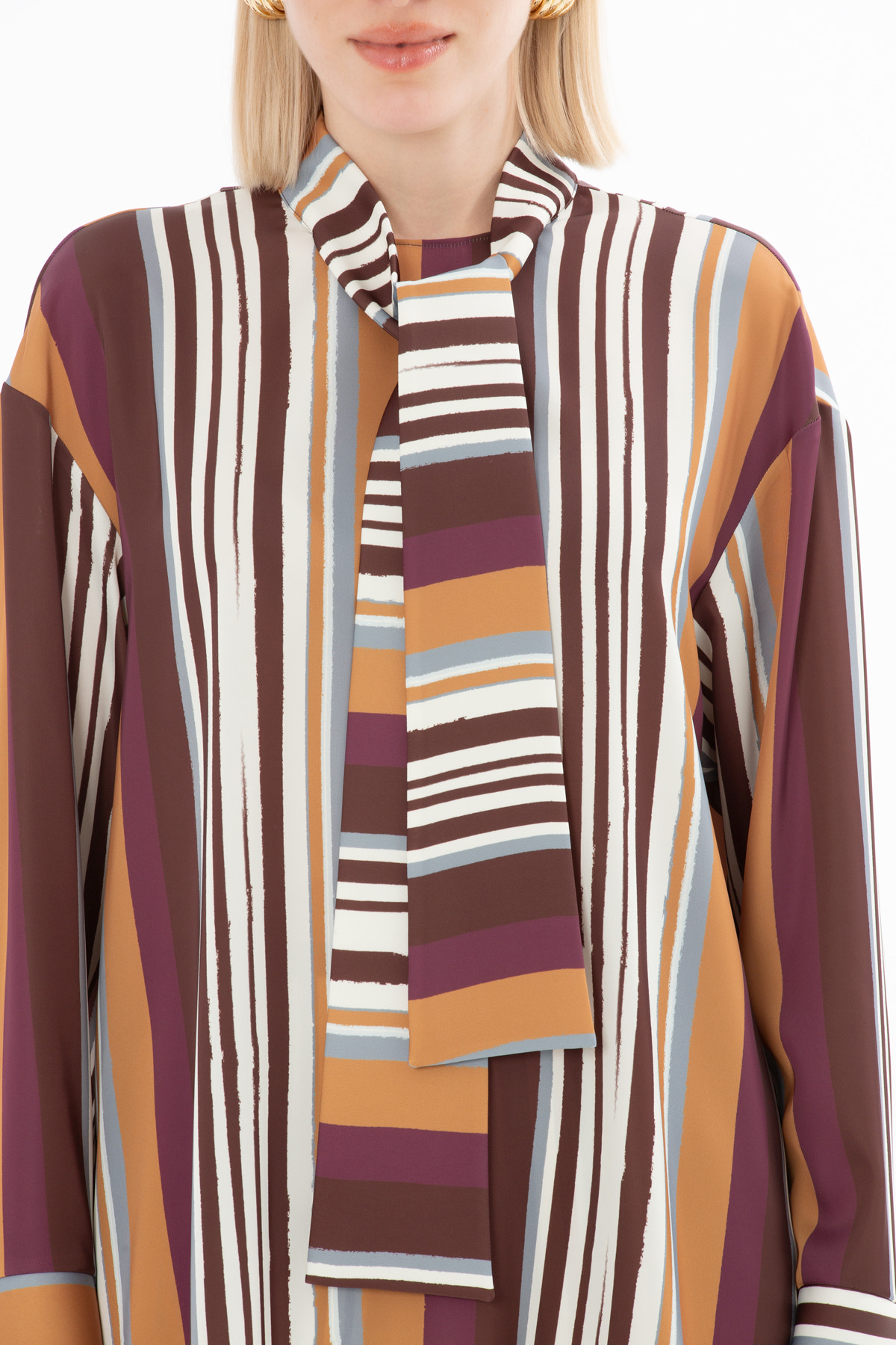 Fularlı Gömlek Ve Pantolonlu Takım