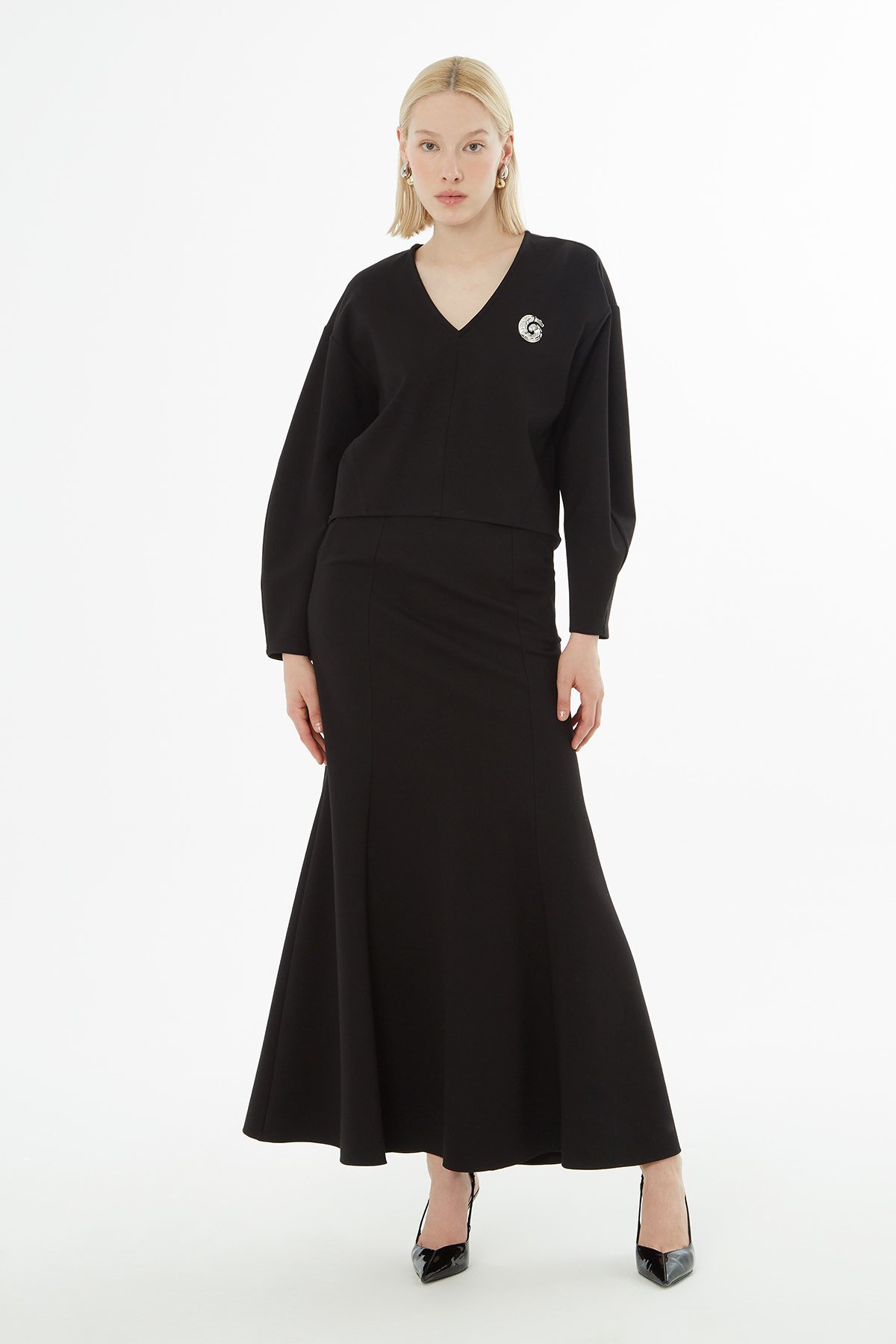 V Yaka Broşlu Bluz Volanlı Etekli Takım