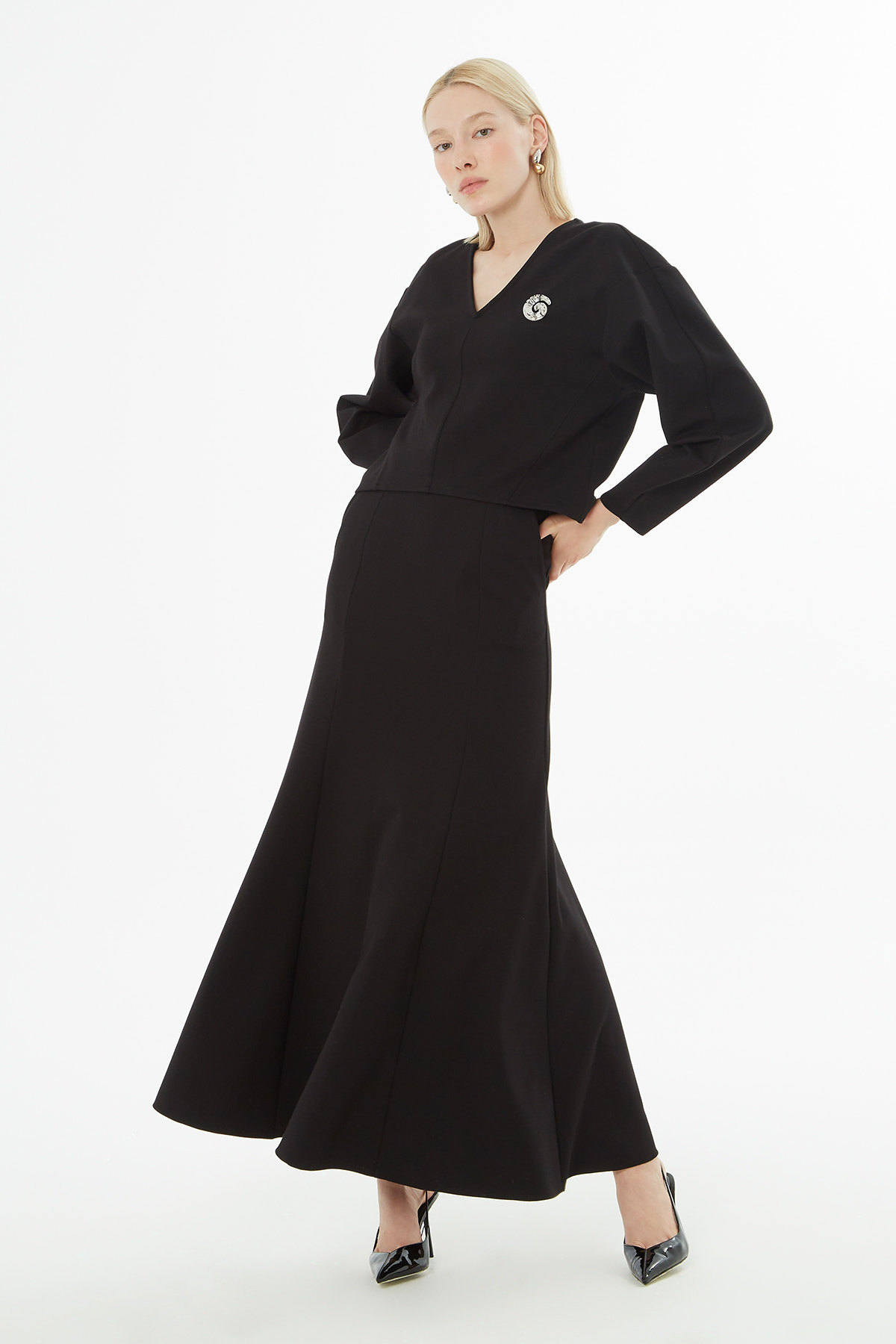 V Yaka Broşlu Bluz Volanlı Etekli Takım