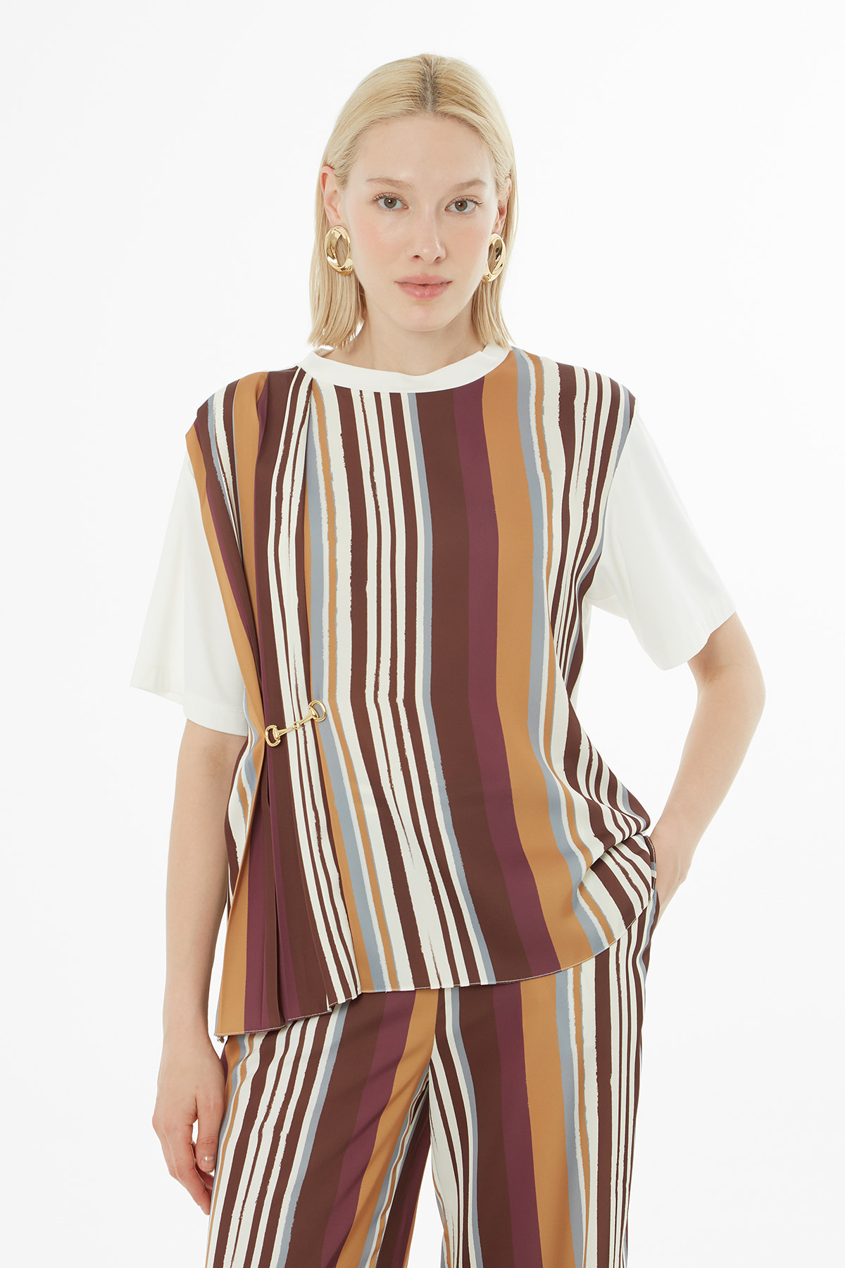 Omuzdan Pileli Aksesuar Detaylı Çizgili Desenli Takım